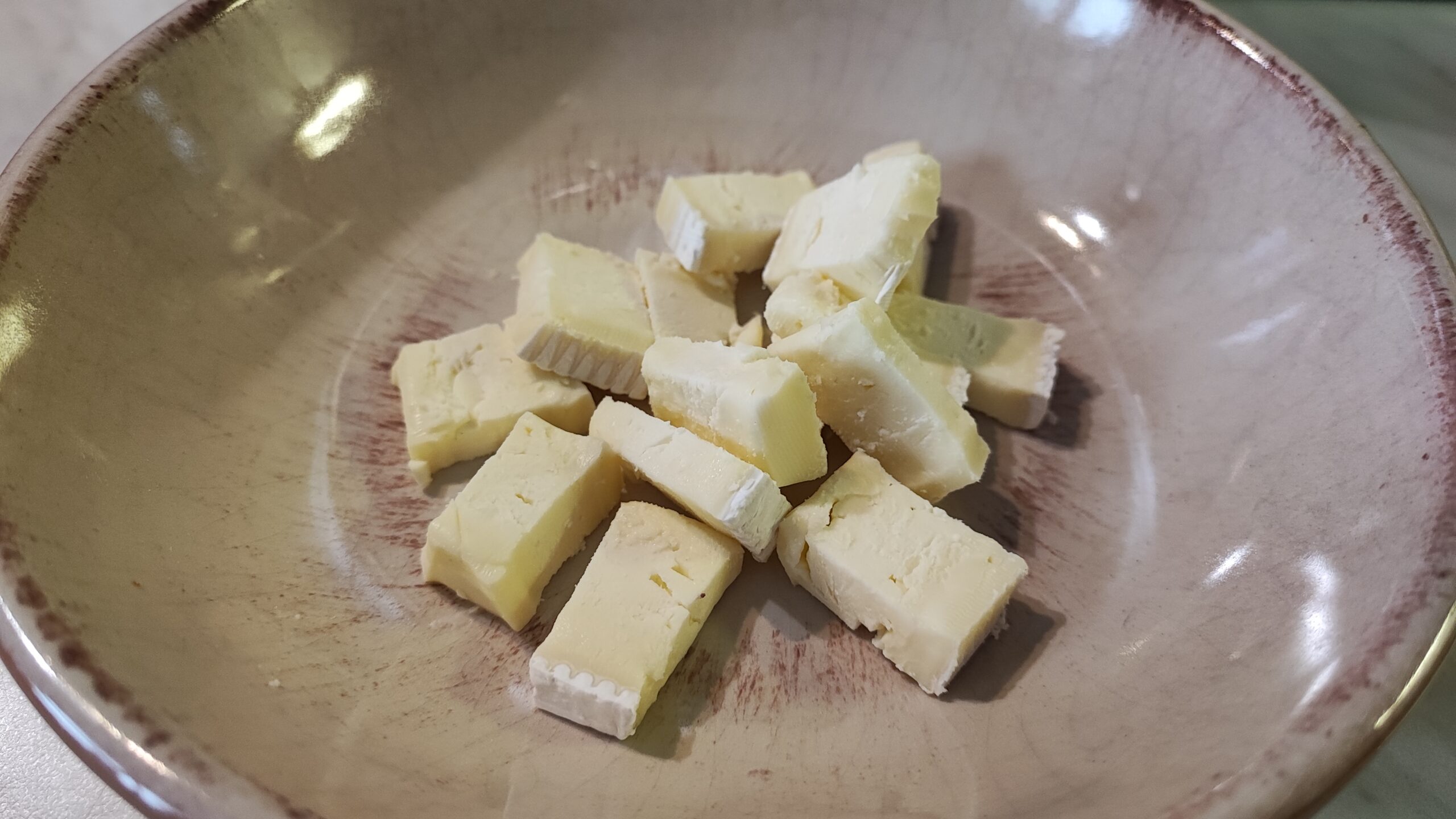 Una volta evaporato, unite il riso alla zucca e portate a cottura con del brodo.

