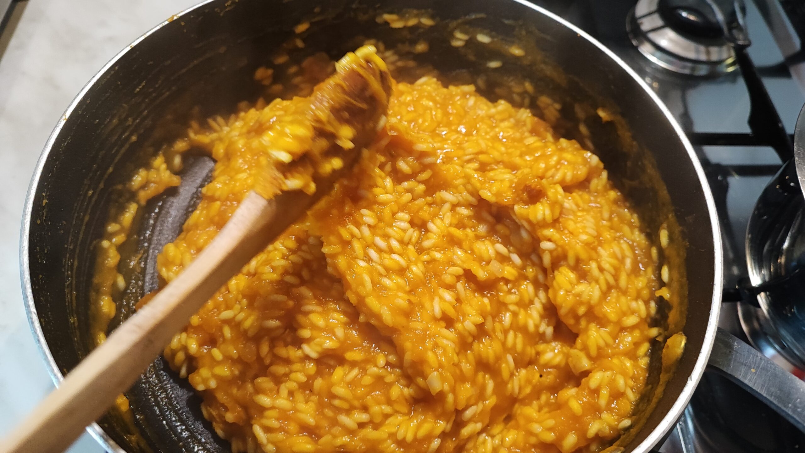 In un altro tegame a parte fate rosolare altro scalogno con un goccio di olio e fate tostare il riso. Dopo qualche minuto sfumate con il vino bianco.

