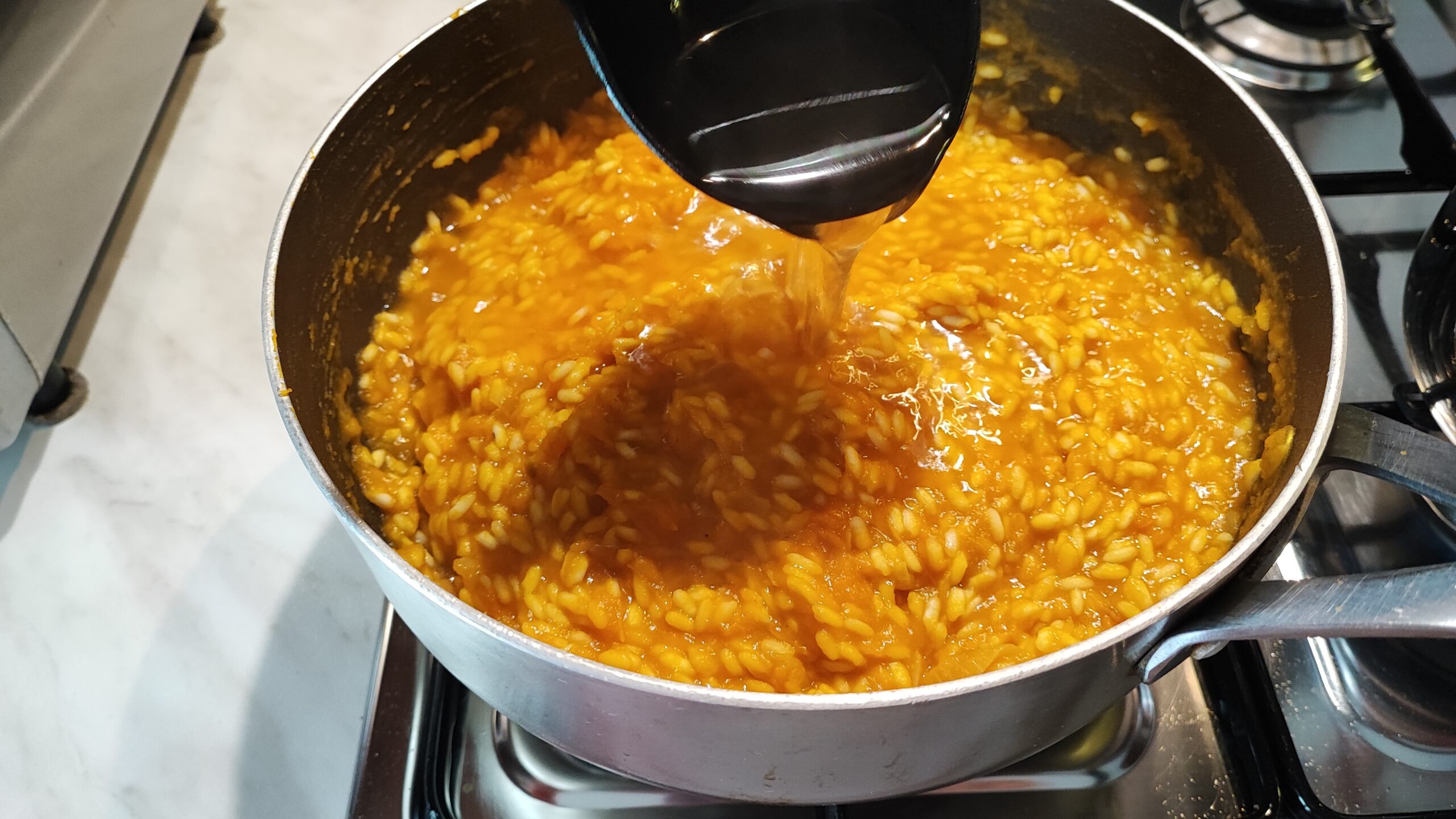 In un tegame fate rosolare dello scalogno con un goccio di olio.