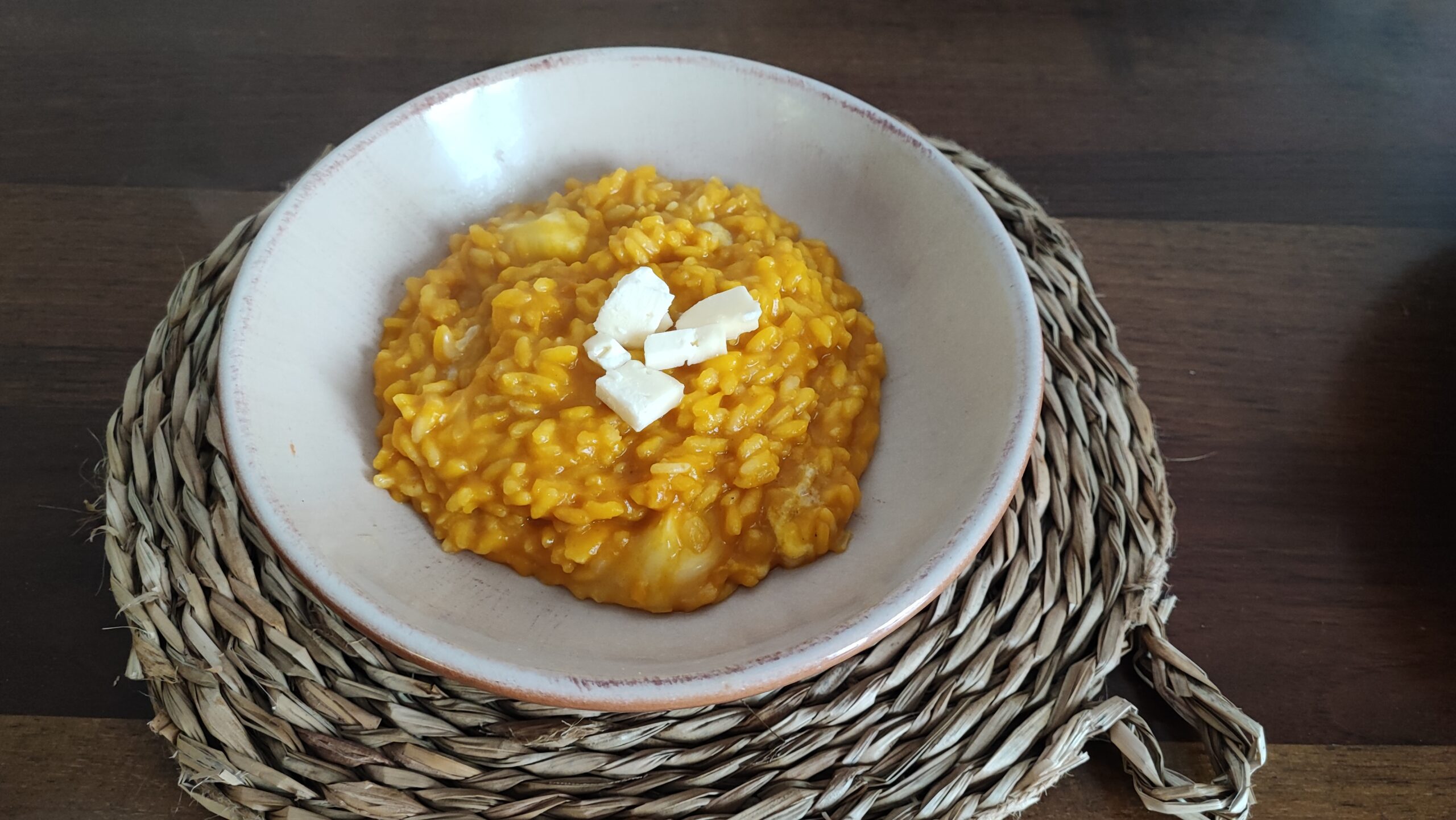 La stagione la chiama, è un ortaggio ipocalorico, ricco di fibre, betacarotene, vitamina A e C, cosa si può volere di più?