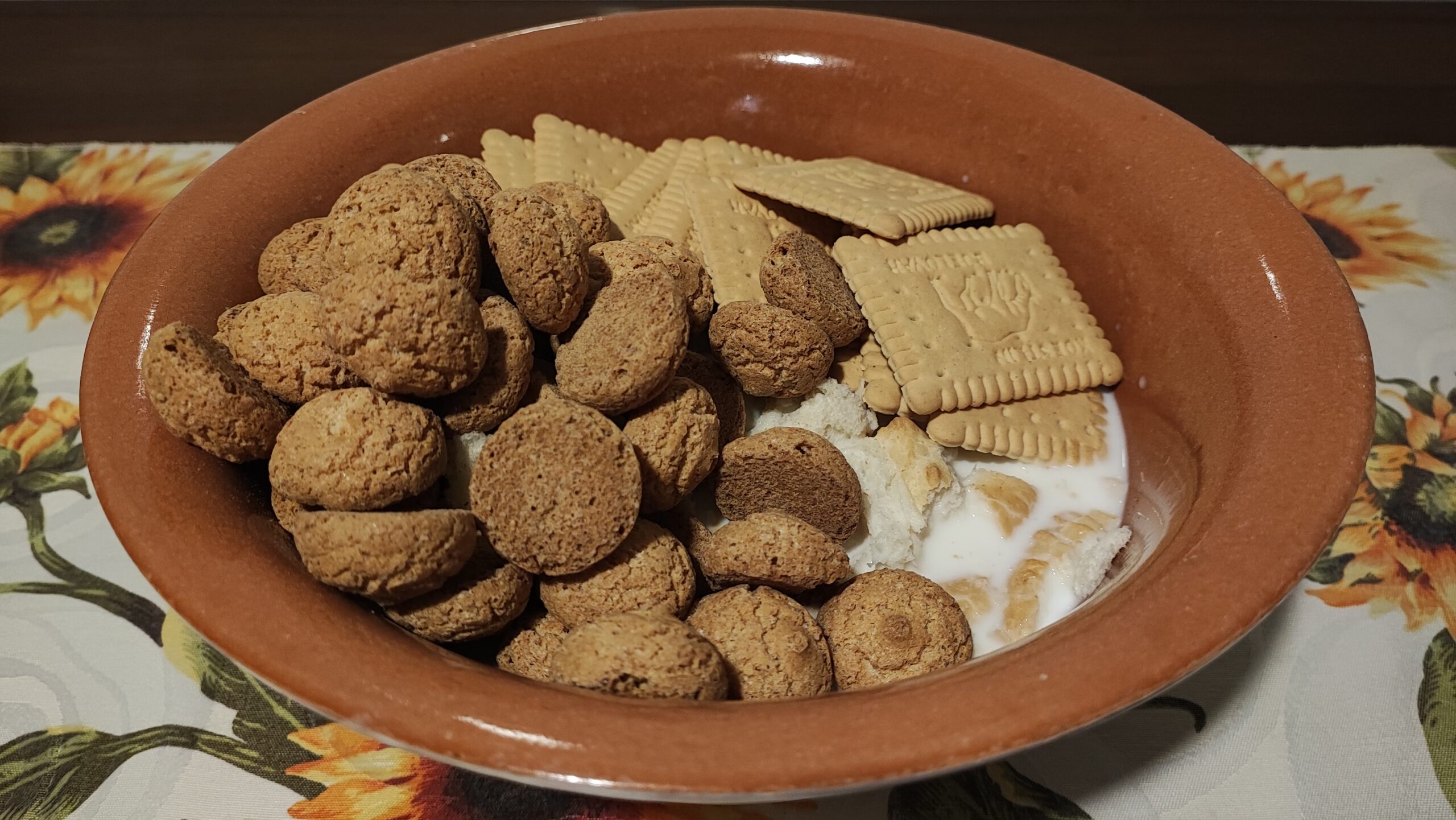 Preriscaldare il forno. Imburrare e cospargete la tortiera con pane grattugiato, se non lo avete, utilizzate la farina. Versare il composto e far cuocere per 1 ora circa.

