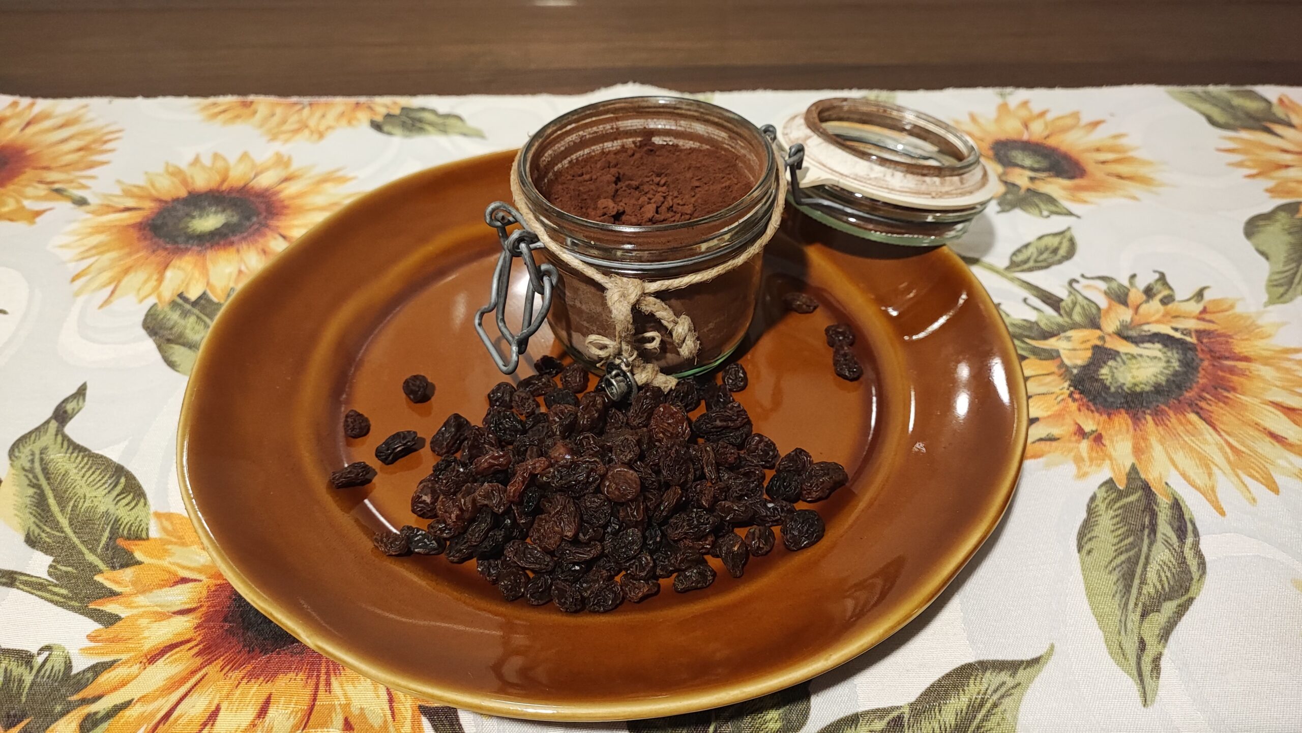 E’ un dolce che si può tranquillamente assaggiare da crudo, così da ritoccarlo secondo il gusto, perché da cotto avrà più o meno lo stesso sapore. Deve risultare un composto non troppo liquido.