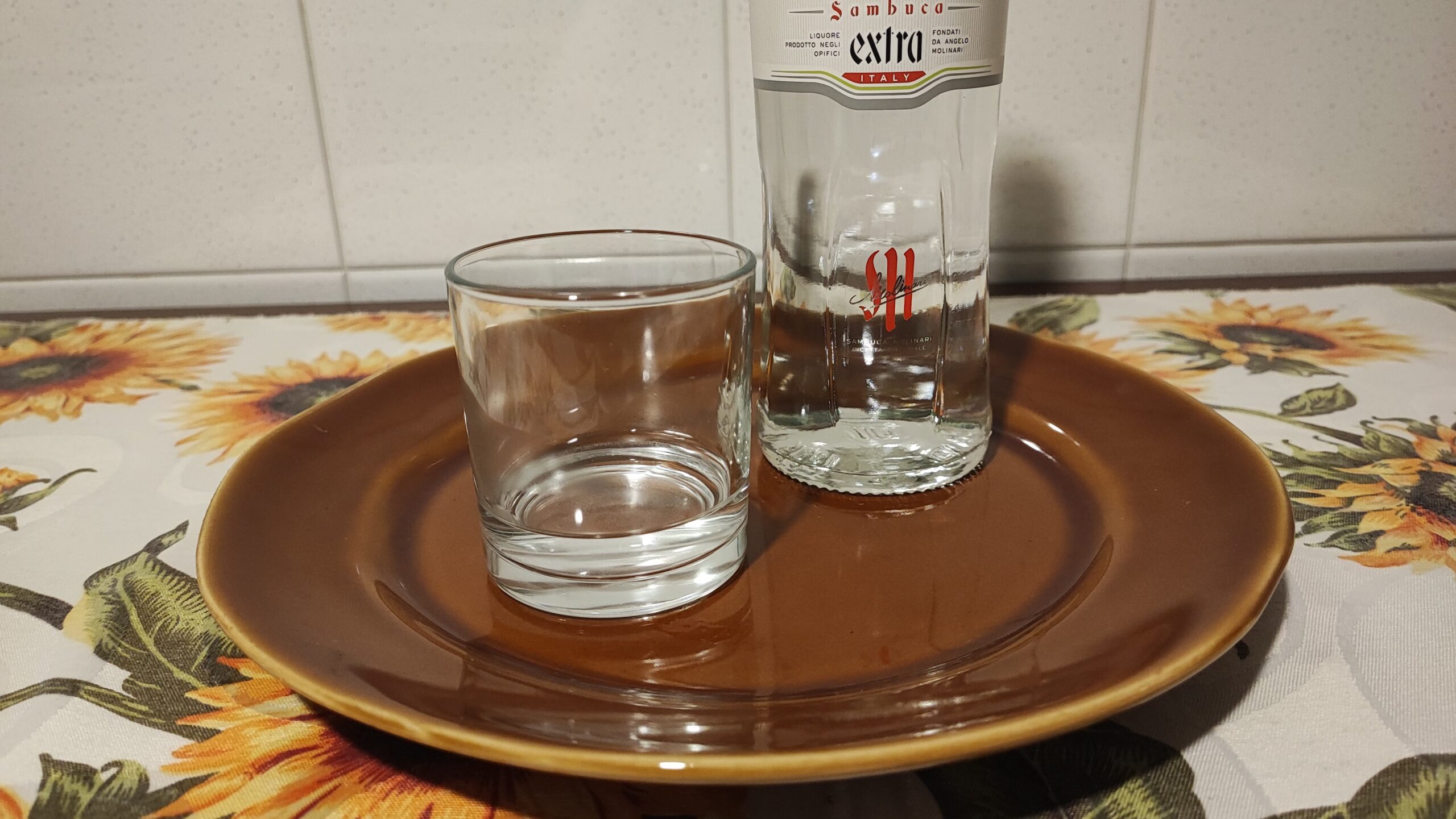 In una ciotola versare il latte ed unire pane, amaretti, biscotti ed il cacao. Amalgamare il tutto e lasciare riposare. In una ciotola con acqua tiepida versare l’uvetta sultanina e per farla riprendere. Si può preparare il tutto nel pomeriggio e lasciar riposare tutta la notte.