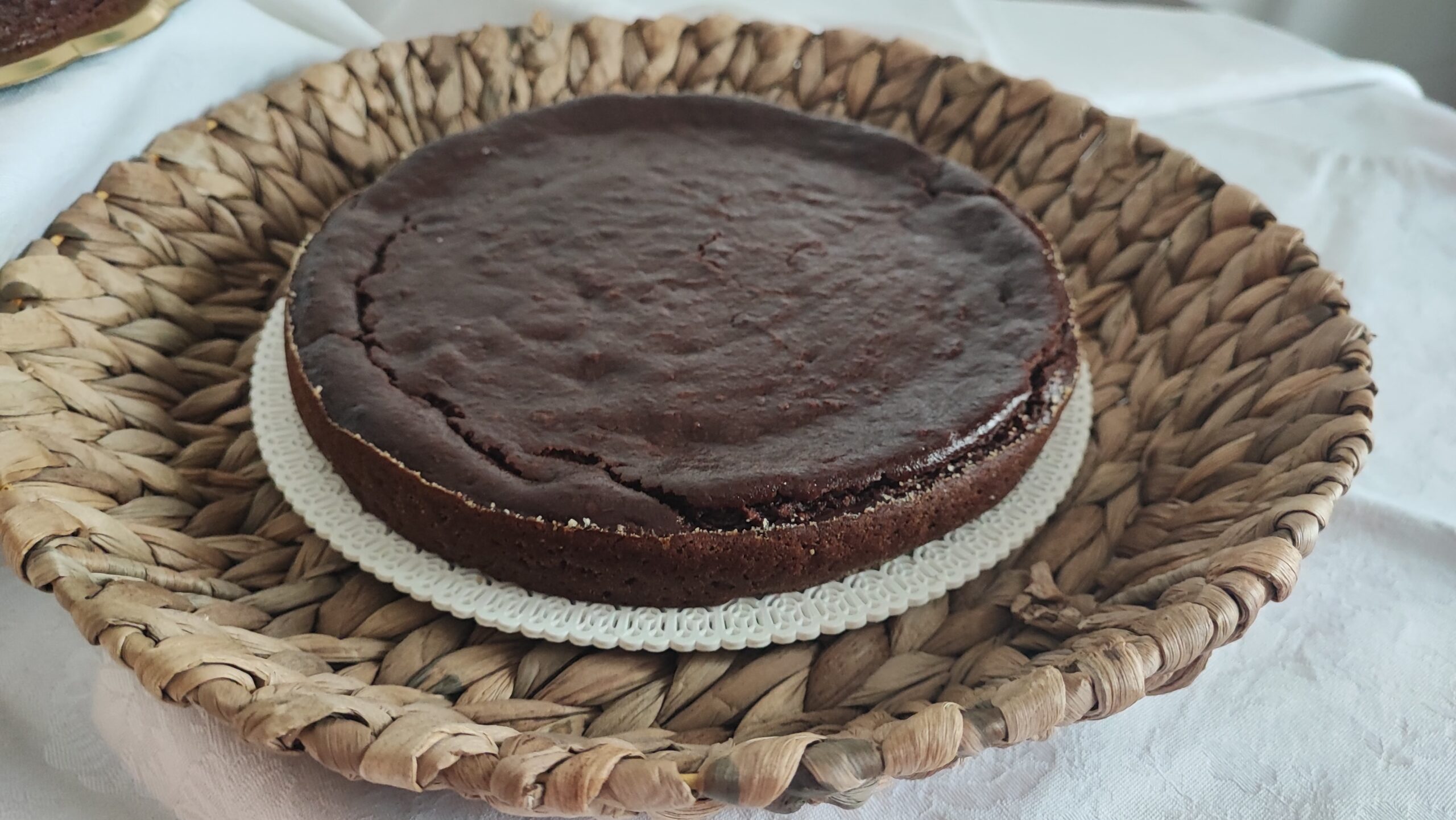 Si parte da ingredienti base quali il pane raffermo, latte, cacao ed amaretti, poi lo si arricchisce a piacere.