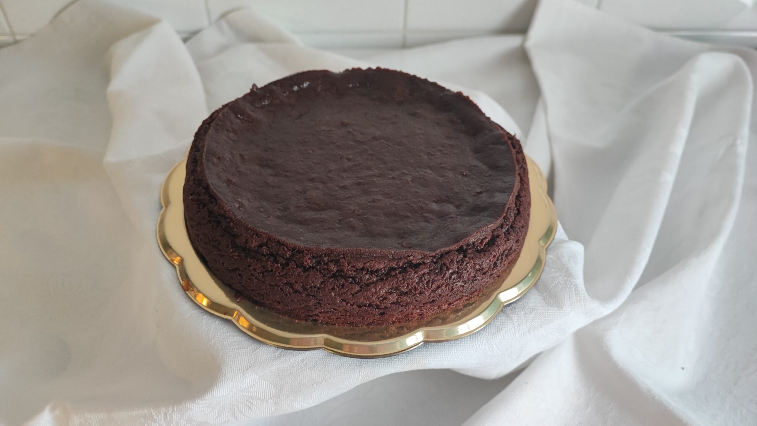 Si può dire che è un dolce senza ricetta, perché ogni famiglia lo arricchisce a piacere e non esiste una Torta Paesana uguale all’altra.