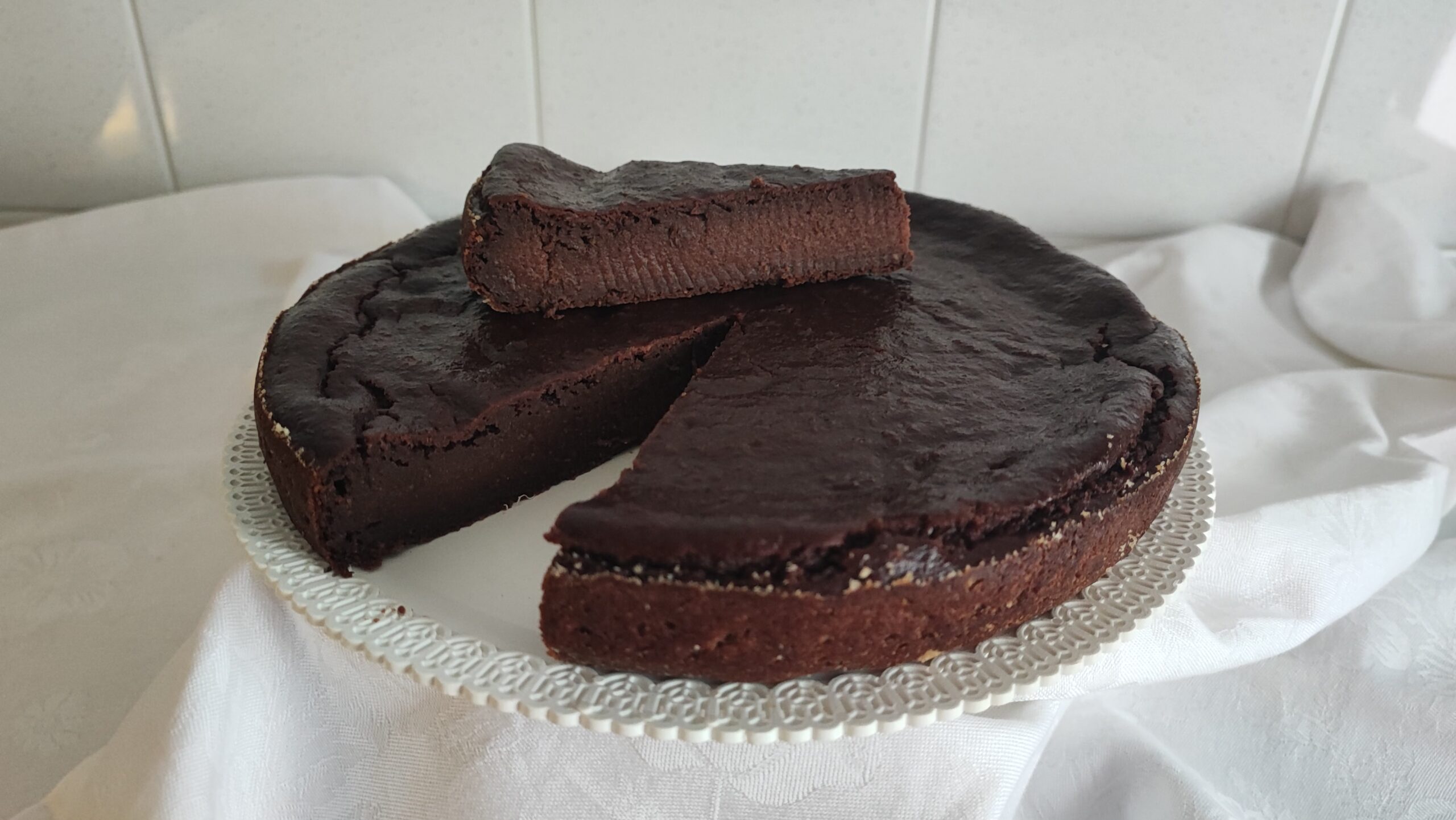 La Torta Paesana, o Torta di Pane, è un dolce tipico della Brianza, tramandato dalla tradizione contadina. E’ un dolce nato per non sprecare il pane raffermo, un dolce povero. Le famiglie di contadini quando avevano pane raffermo lo ammorbidivano nel latte mescolandolo con altri ingredienti semplici che avevano in casa. Il nome “Paesana” richiama proprio l’origine, la torta del paese, diventato poi un simbolo della festa Patronale. 