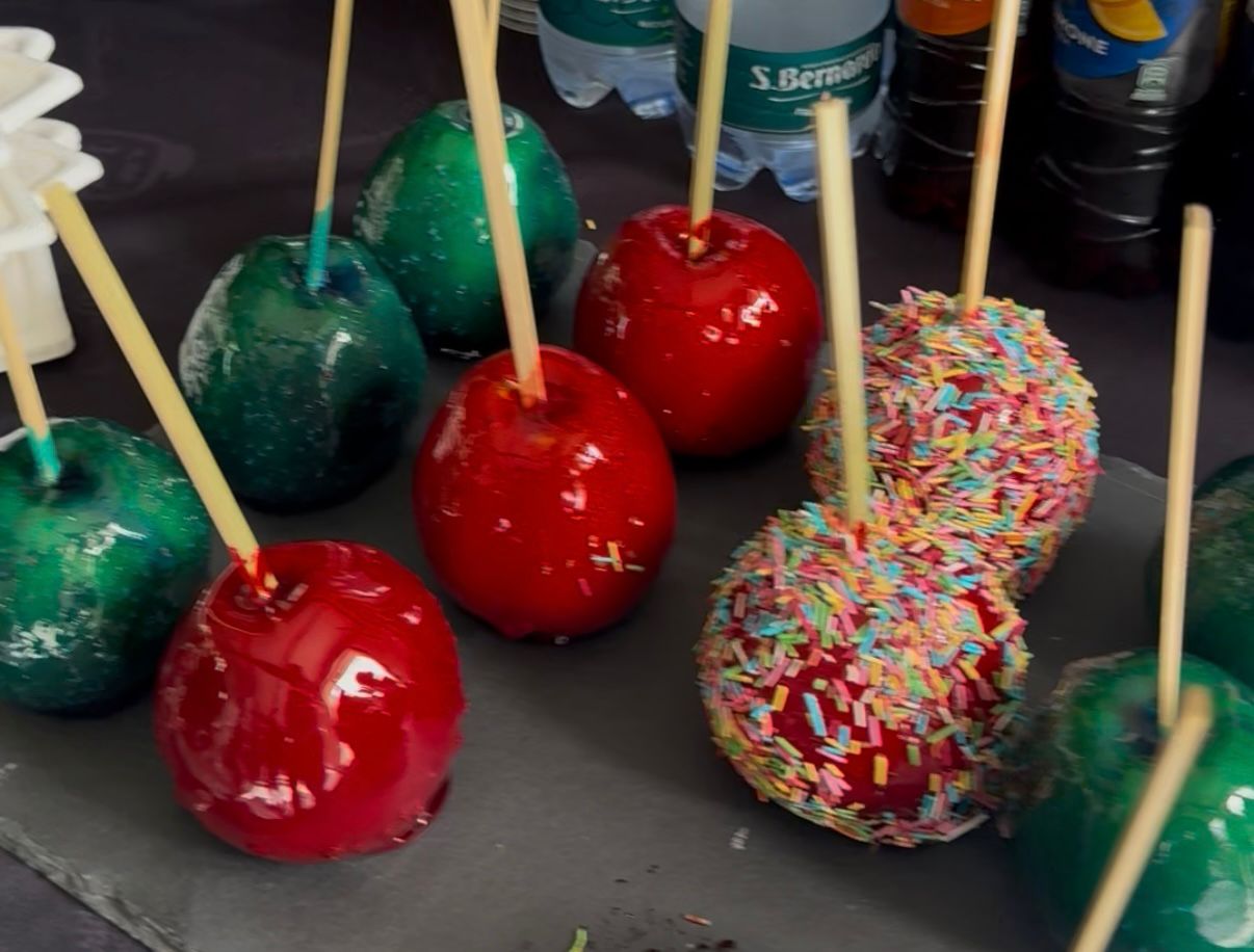 Non potevano mancare le mele caramellate.