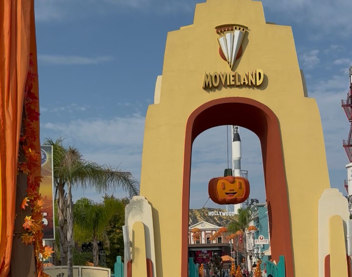 E da un'iconica zucca sotto l'ingresso.