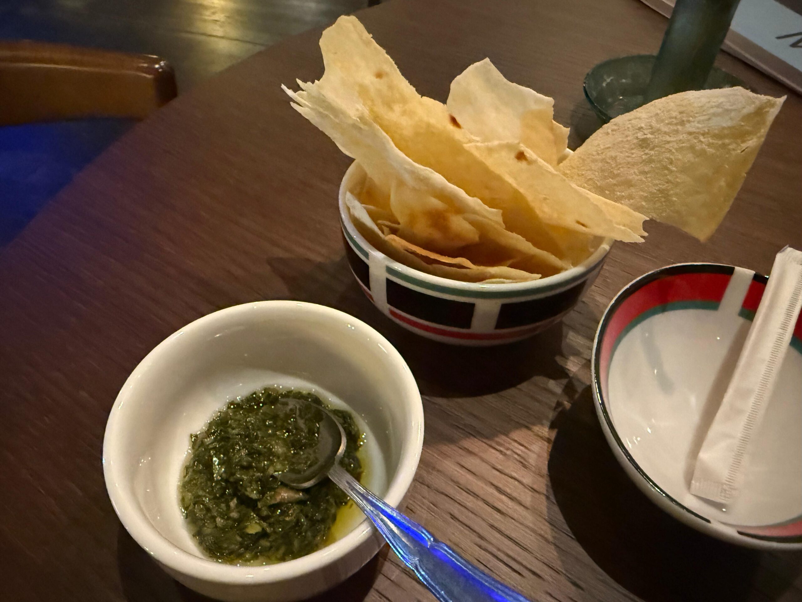 La varietà del menù consente di iniziare con qualche piattino sfizioso “to share” e poter proseguire, fino a trasformare l’aperitivo in un’esperienza conviviale che dura tutta la serata.