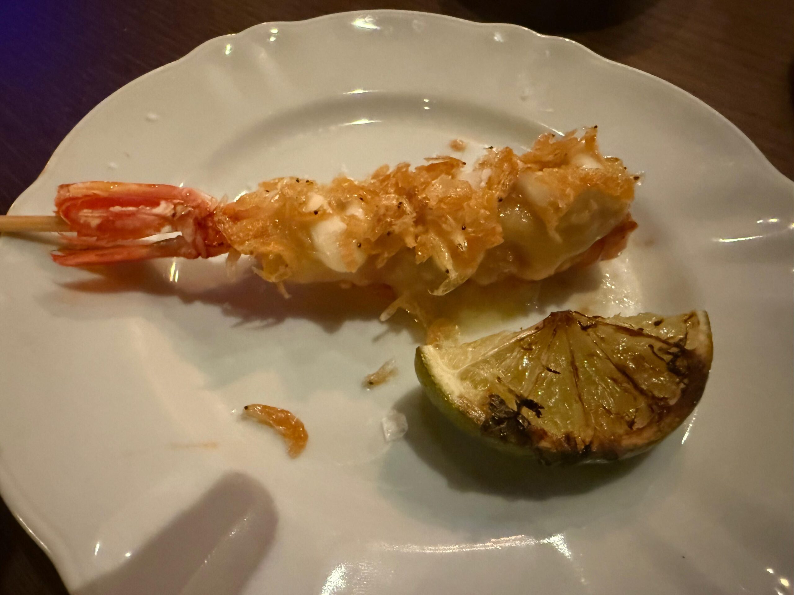 Per chi preferisce un piatto individuale, i main come i “Culurgiones Gyoza Style” e la “Fregola Risottata” con bisque di gamberi e gamberone al forno, rappresentano la proposta ideale.