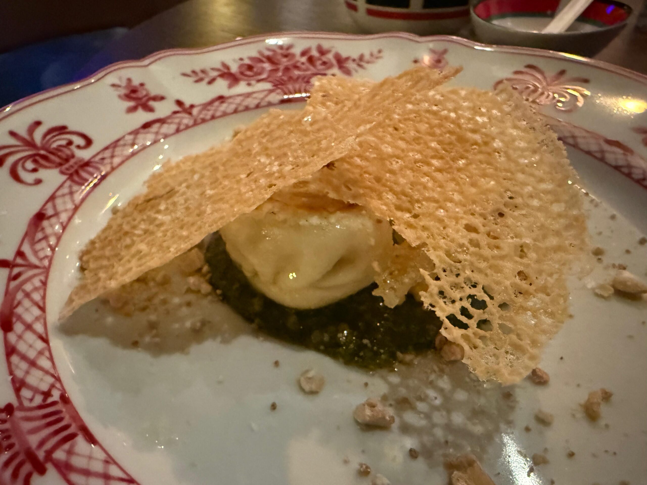 Dietro a Bluesquare ci sono tre giovani che hanno voluto creare un luogo internazionale, accogliente, capace di fondere l’anima cosmopolita di Milano con l’attitudine rilassata dei tapas bar.