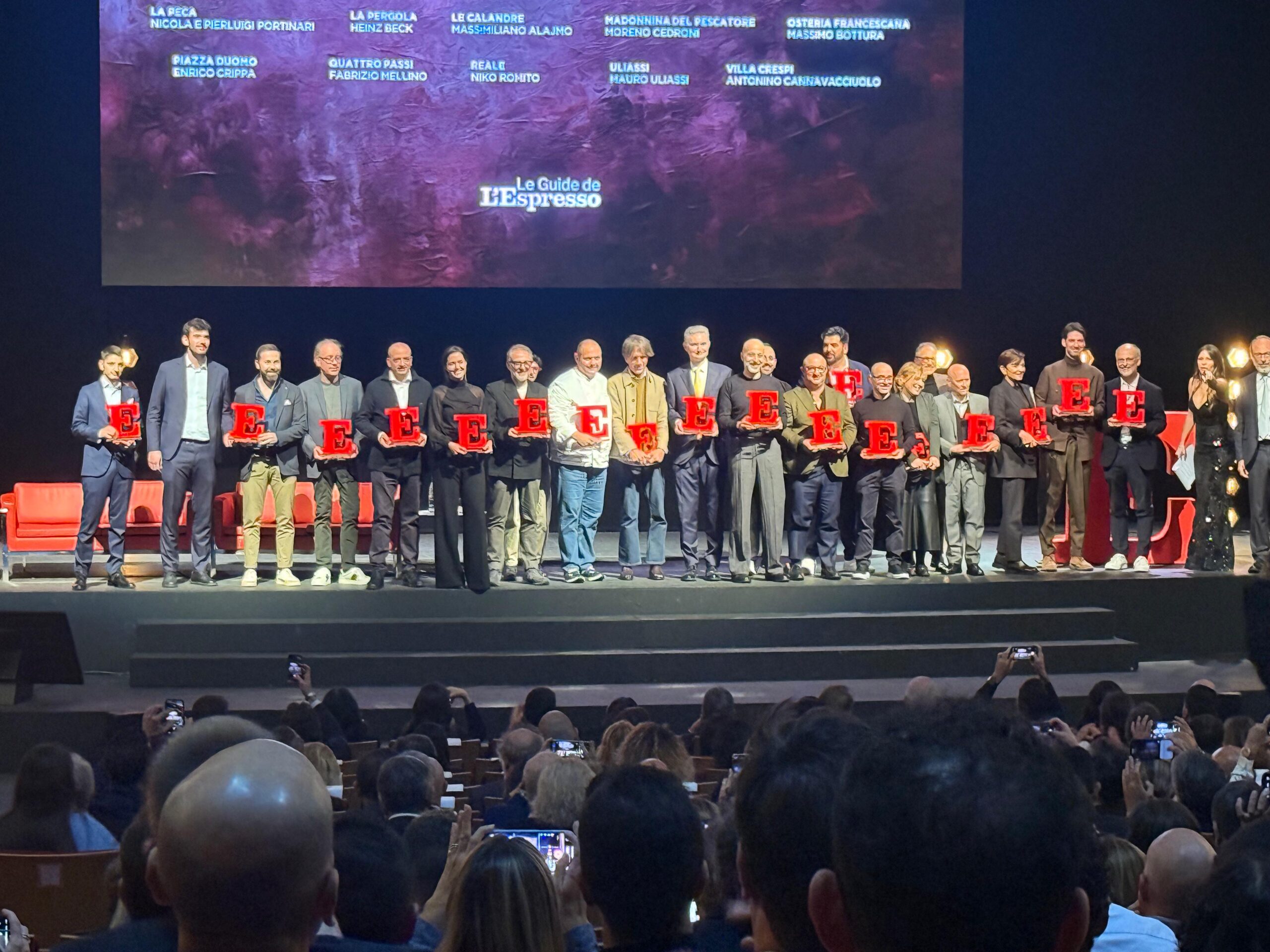 l Teatro degli Arcimboldi di Milano, davanti a oltre mille ospiti tra chef, produttori di vino, operatori del settore, istituzioni e stampa, Le Guide de L’Espresso hanno celebrato l’Ottava arte e hanno consacrato l’eccellenza italiana a tavola con la presentazione della 46sima edizione delle Guide: “I 1000 Ristoranti d’Italia” e “I 1000 Vini d’Italia”.