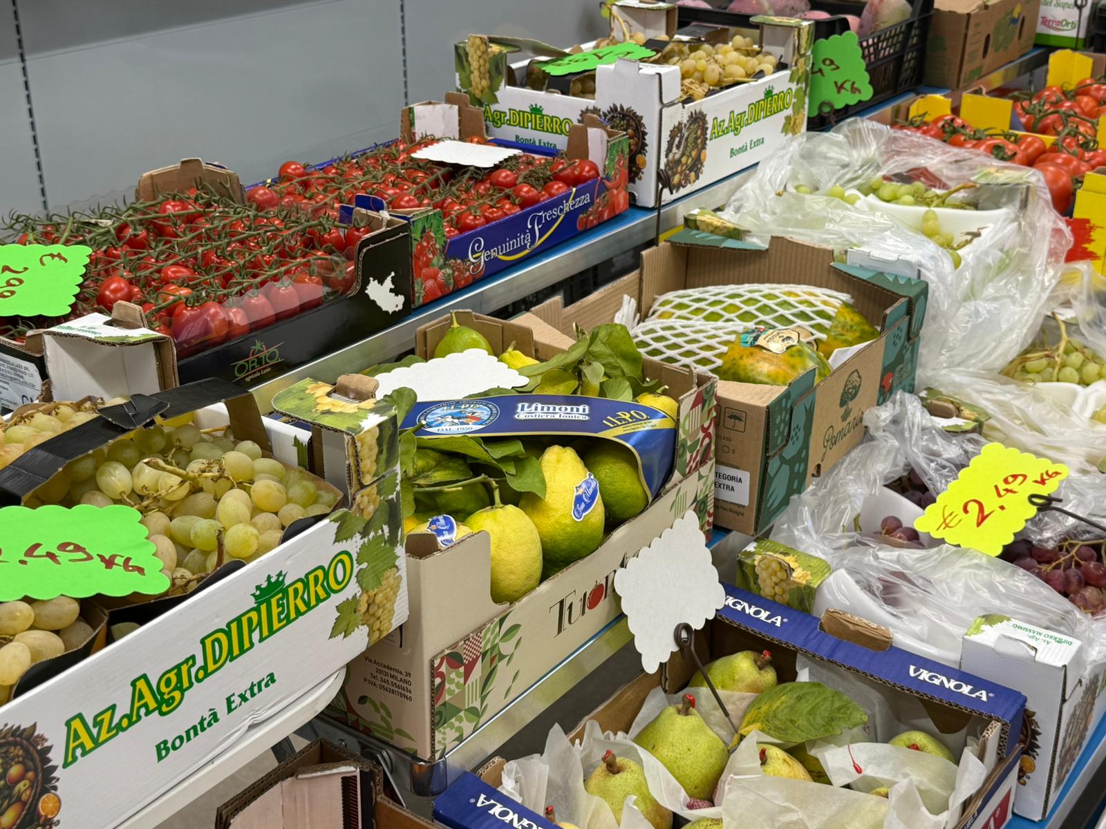 Dopo 10 anni di chiusura è stato riaperto il Mercato di Rombon, il primo
dei quindici Mercati comunali che il Comune ha conferito a Sogemi nello scorso mese di luglio.