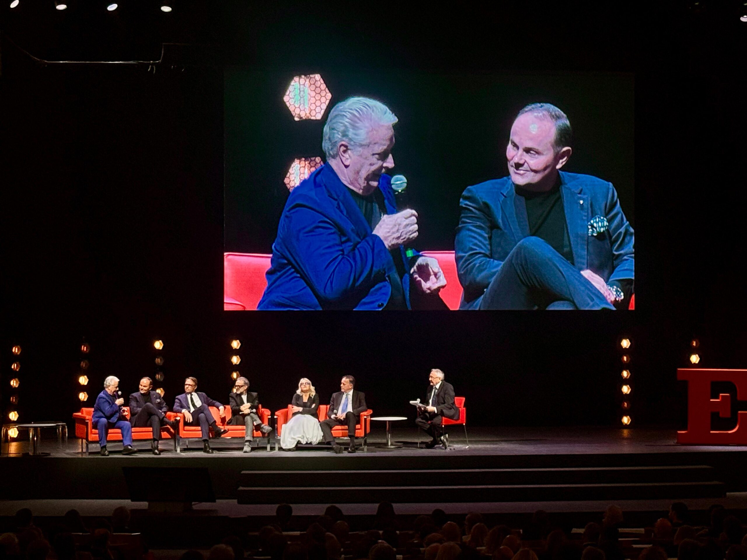 Un percorso costruito attraverso migliaia di mail e telefonate e una presenza capillare in tutte le 20 regioni italiane. Più di 1.000 persone, tra cui ispettori, curatori, redattori, grafici, fotografi, incontrate lungo il viaggio su e giù per l’Italia, testimoniano la solidità di un racconto che ogni anno ridisegna la mappa enogastronomica del Paese.