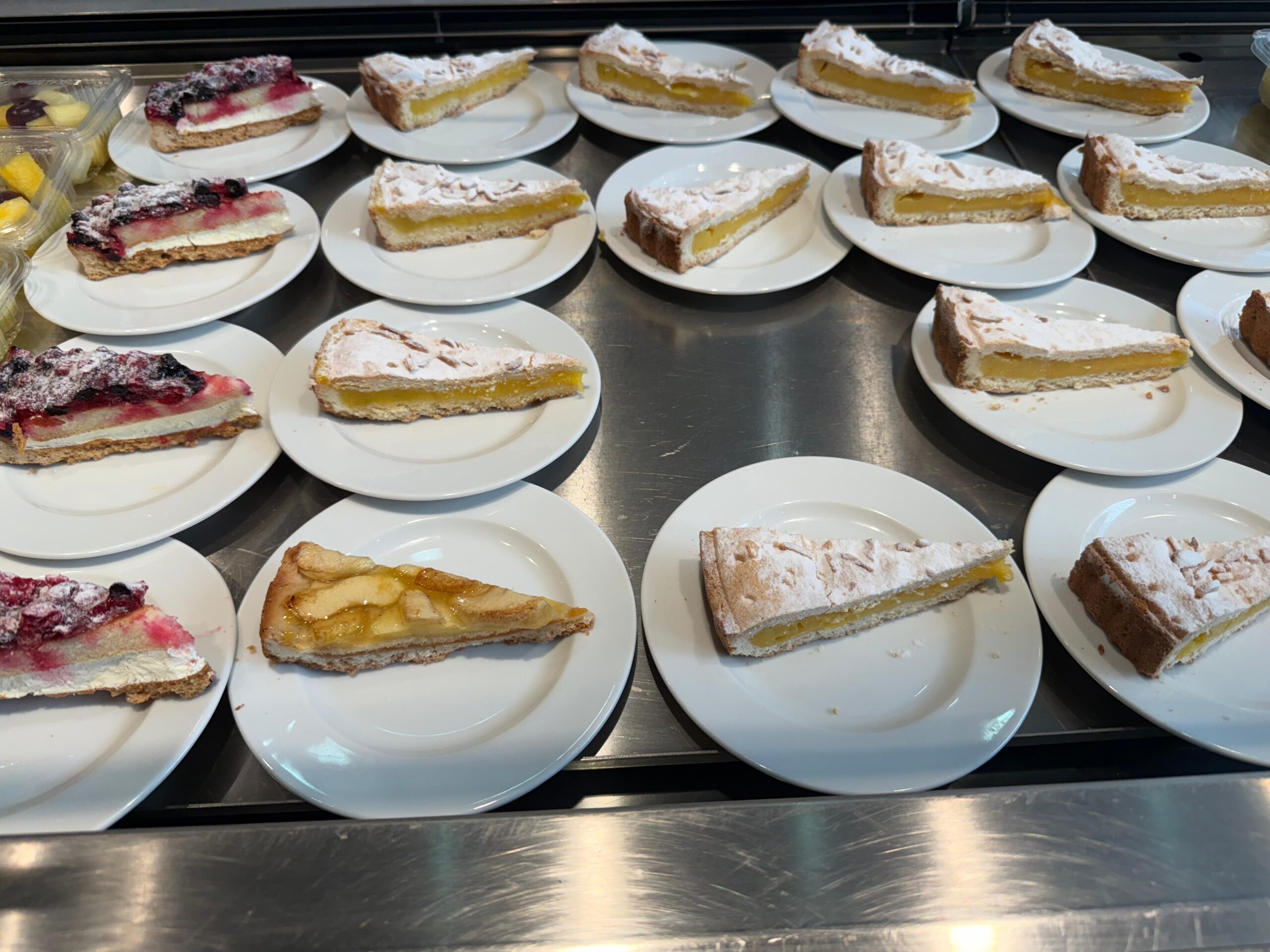 Gli occhi sono tutti per le bellissime moto in esposizione.