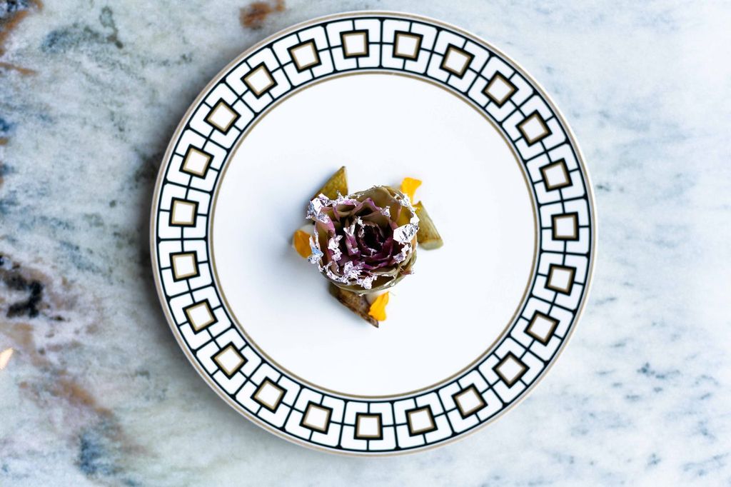 Dalla cucina al servizio, fino all’incredibile vista sulla città, ogni momento da Orizzonti è pensato come un’estensione del viaggio gastronomico, dalla cucina gourmet fino alla mixology.