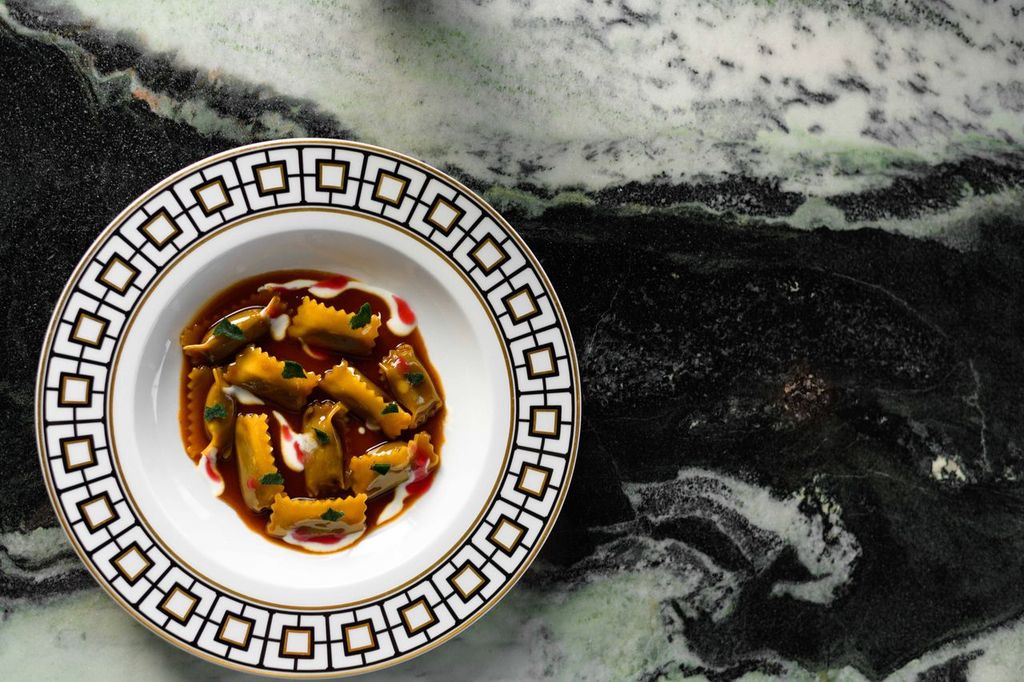 Tra i piatti più rappresentativi Calamari, Cacio Pepe e Mela Annurca (un gioco di consistenze e freschezza), Bottoni, Barbabietola, Anguilla e Caviale (un’esplosione di rosso e armonia visiva) - e il Piccione alla diavola in tre preparazioni, per esaltarne tutti gli elementi, con un aggiuntivo tocco di identità dello Chef, grazie alla frittata di pasta ripiena di piccione.