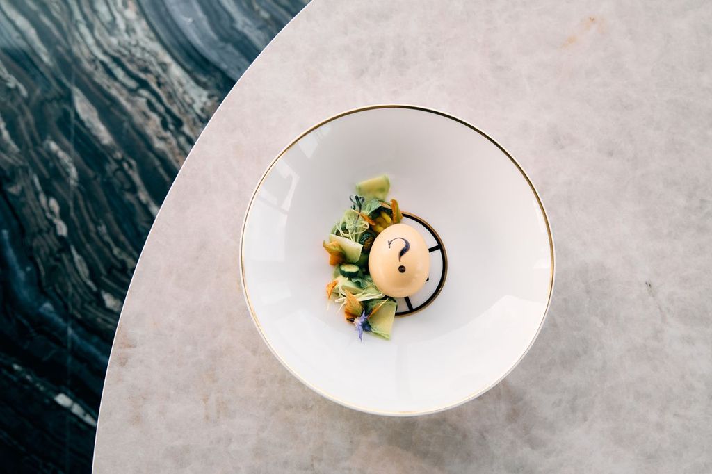 Un menu degustazione di 6 portate in cui l’ospite si affida completamente alla creatività dello chef e della sua brigata, con un’esperienza incentrata su piatti elaborati ed armoniosi nella presentazione. 