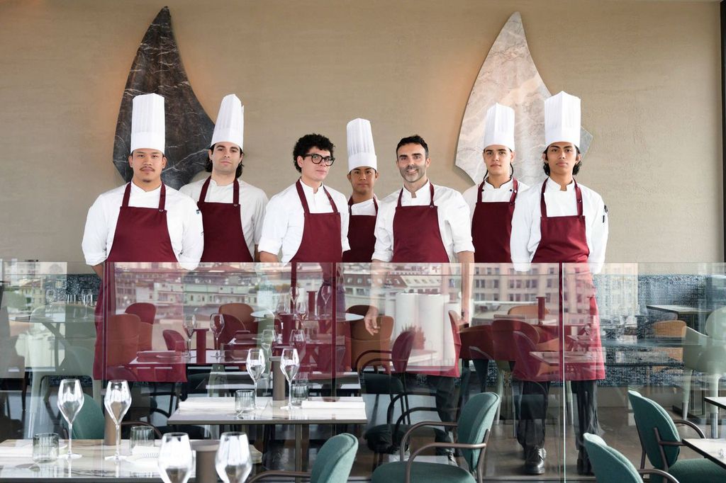 Un’esperienza “al buio” che rimanda alla tipica nebbia invernale di Milano e dintorni, e che si ispira alla prospettiva scelta dall’artista per il quadro, richiamando quasi inconsciamente l’impatto visivo dell’ospite all’arrivo da Orizzonti. 