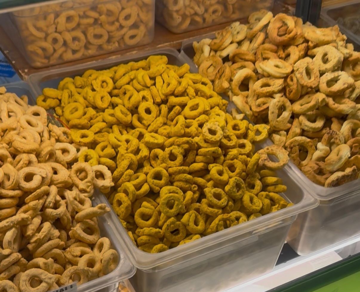 Diversi gli stand con taralli di tutti i tipi e sapori.