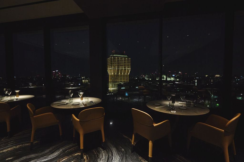 E' un ristorante panoramico con vista a 360° sullo skyline della città, che invita a riscoprire la cucina mediterranea in chiave creativa, tra gusto, design e atmosfera.