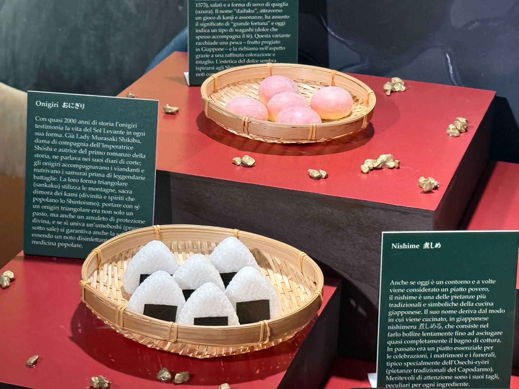 Si possono scoprire le piccole storie nascoste della cucina nipponica attraverso un viaggio gastronomico che vi trasporterà sia nel quotidiano giapponese tra bentō domestici e torte alla fragola, ma anche nelle festività con lo street food dei Matsuri (festival estivi) e i pic-nic di Hanami, la fioritura dei ciliegi.

