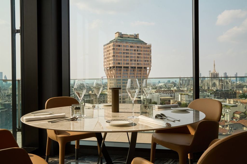 Guidata dallo chef Luca Pedata, che nella propria carriera può vantare 1 stella Michelin, la cucina interpreta in modo inedito il concetto di casual fine dining, valorizzando le materie prime di stagione per un’esperienza multisensoriale dal carattere autentico e contemporaneo. 