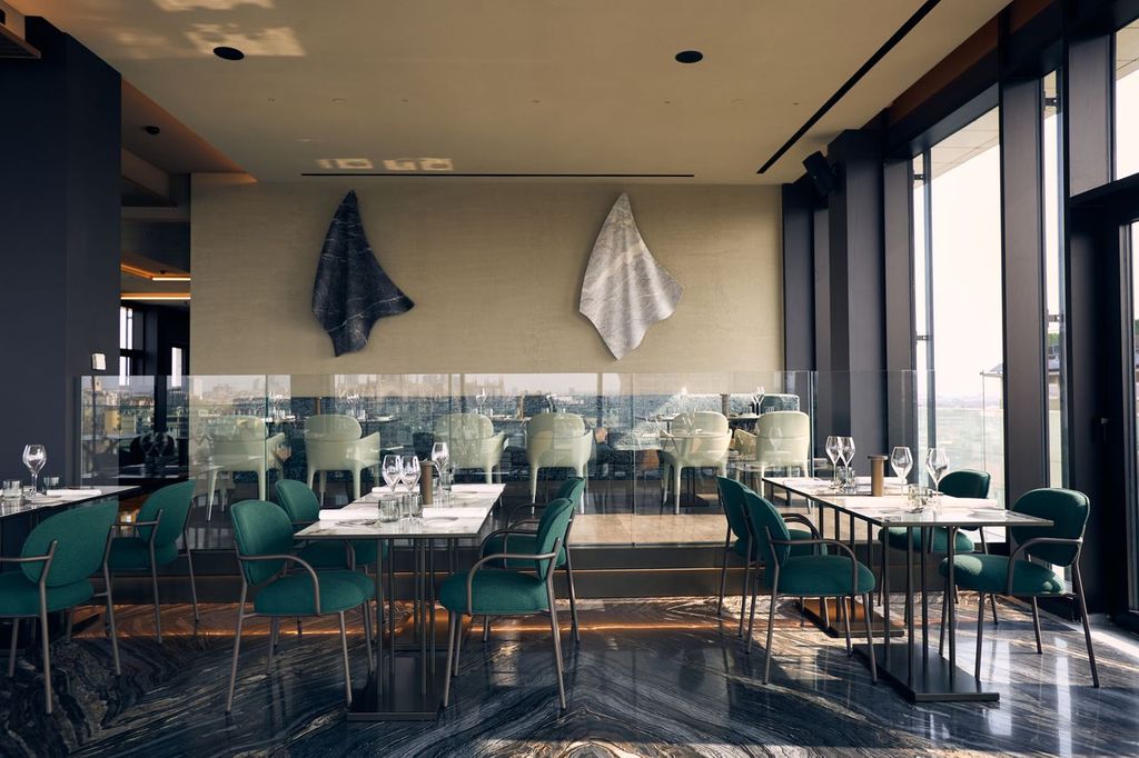 Pietanze ricercate diventano così, nelle sapienti mani dello Chef, creazioni uniche, come il Carciofo di Quartiere (con carciofo alla brace, namelaka di carciofo e provolone del Monaco), il Risotto Lumache e Salsa Verde e il Waffle salato con gelato al topinambur.