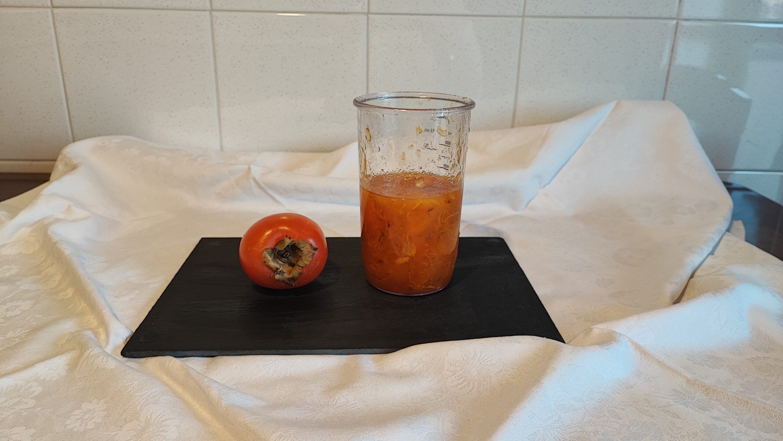 Eliminare il picciolo e sbucciare i cachi.