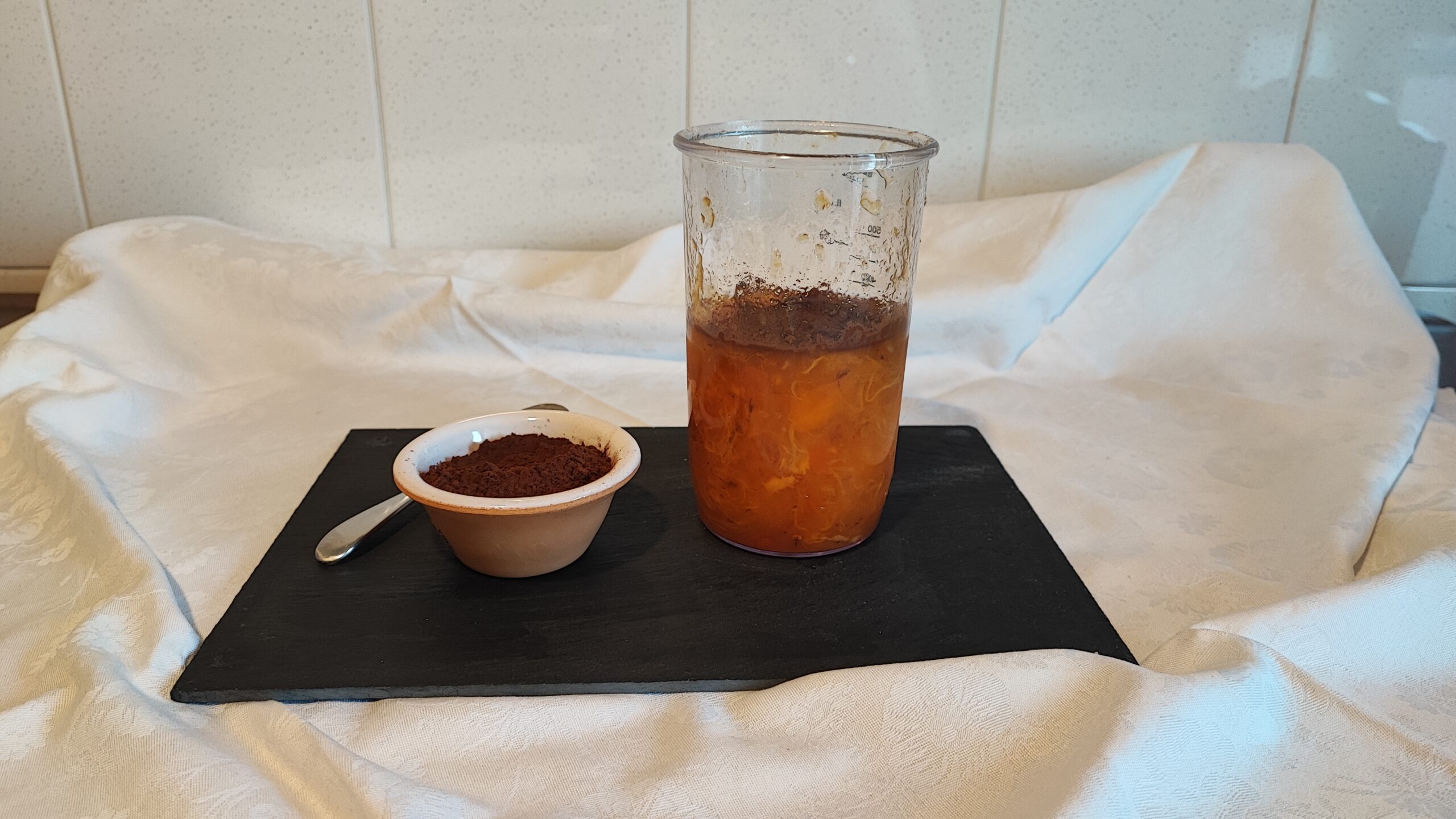 Ingredienti:

N. 3 cachi

N. 2 cucchiai di cacao amaro

Granella di frutta secca a piacere per decorare.

Stampini da budino