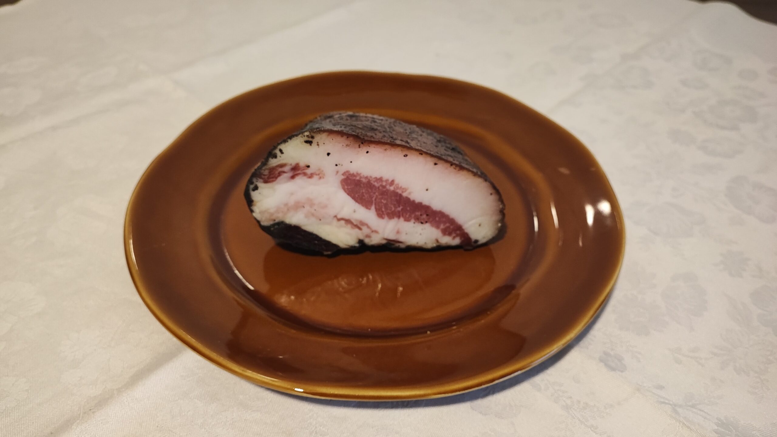 Mettere sul fuoco un tegame con acqua per cuocere la pasta. Mentre la pasta cuoce, scolare il cavolo nero e con l’aiuto di un mixer frullarlo con i pomodorini ed una parte di parmigiano grattugiato fino a renderlo una crema. 