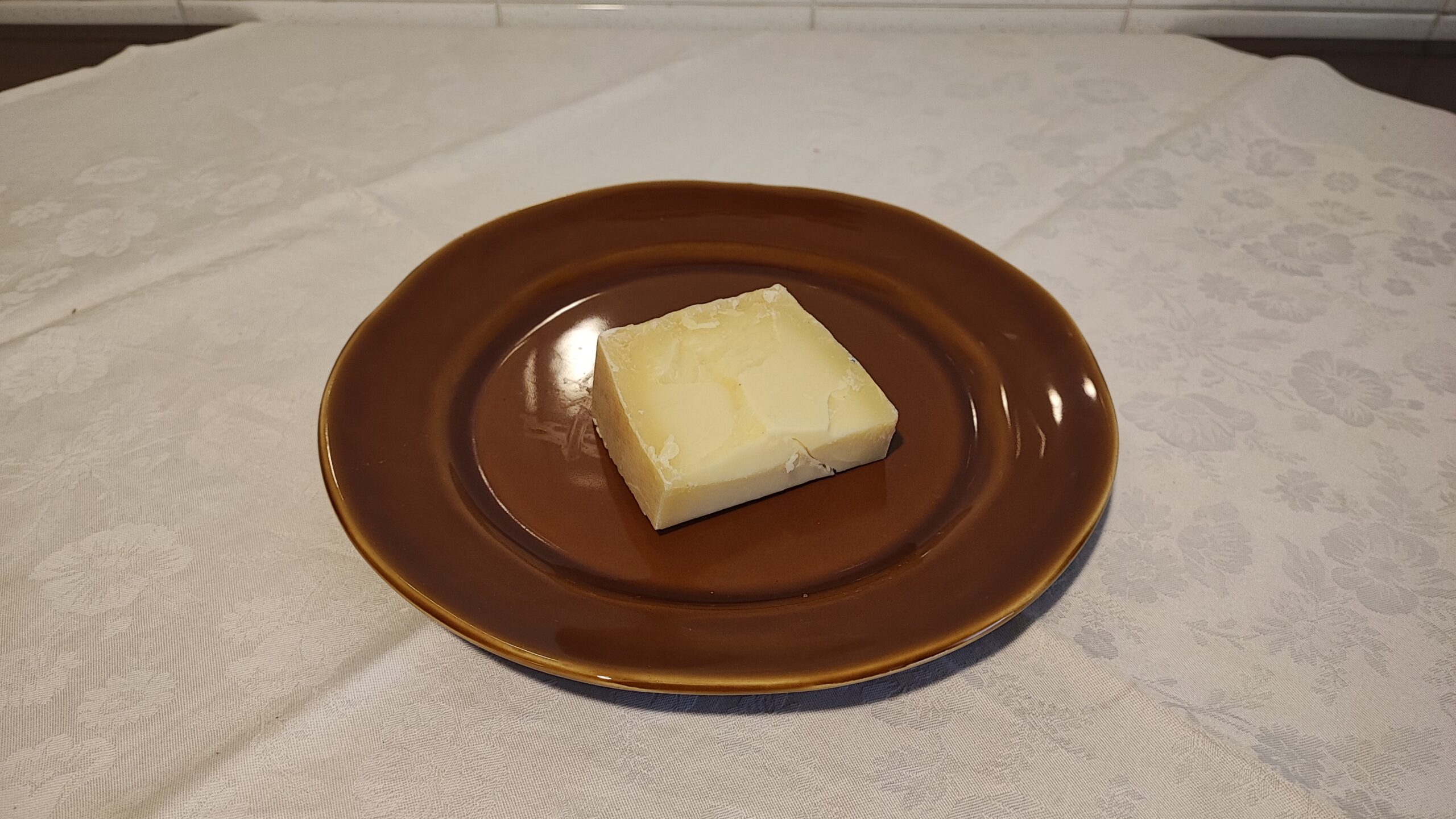 Nel frattempo, tagliare a striscioline il guanciale e farlo rosolare in padella con un filo di olio. 

Tagliare i pomodorini. 