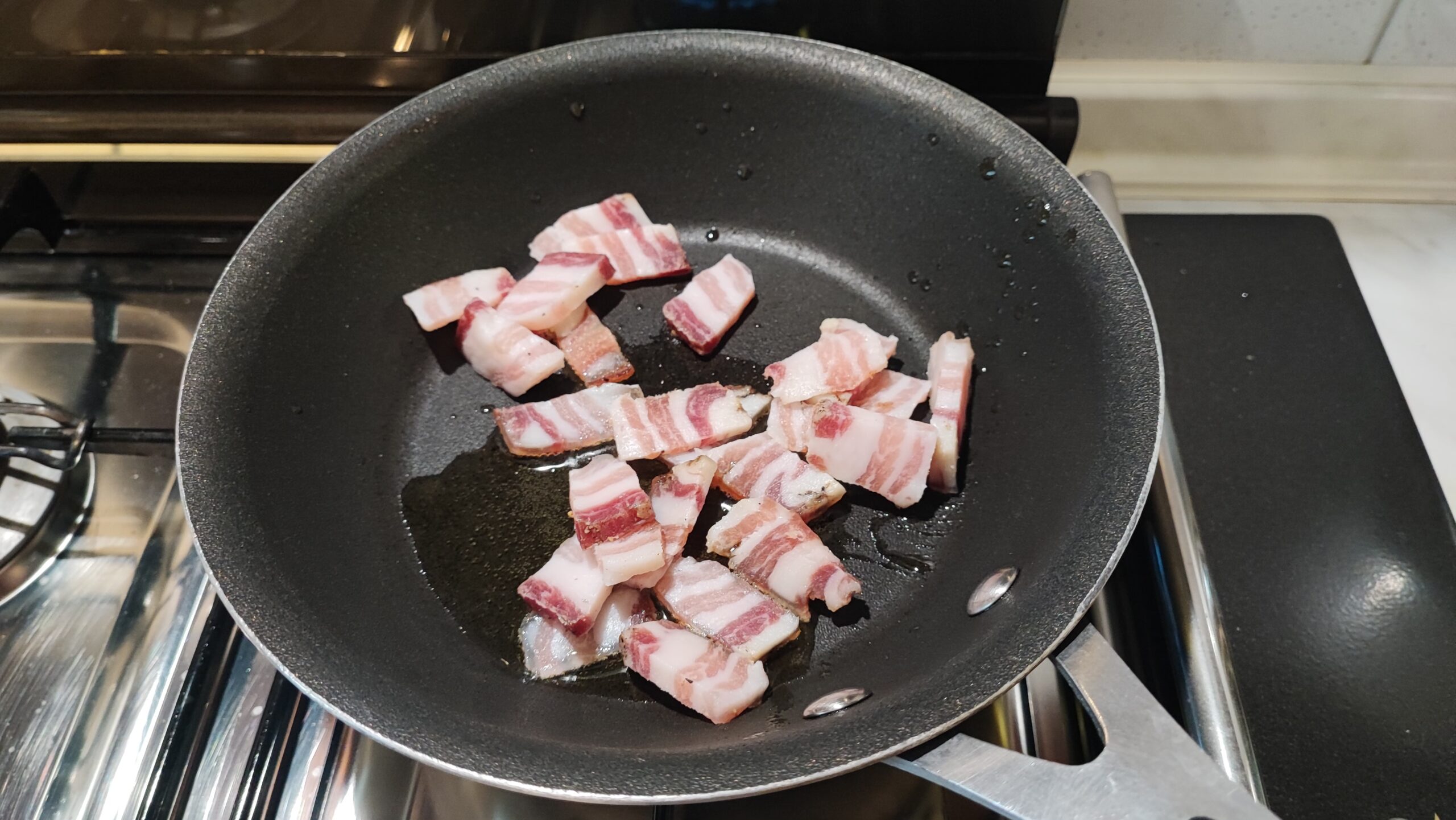 Per prima cosa, far bollire dell’acqua, aggiungere il sale e far cuocere il cavolo nero per circa 20 minuti. Controllare la cottura, deve essere morbido.  