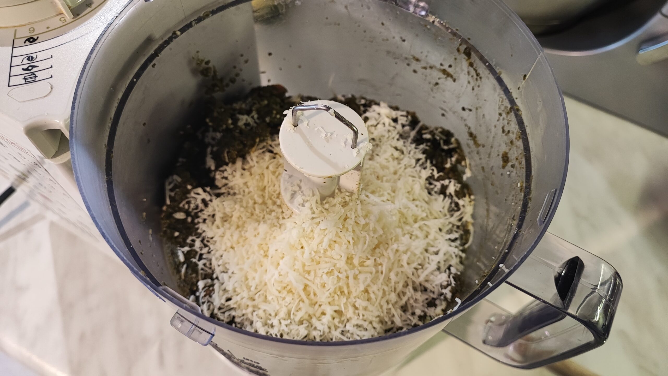 Ingredienti: 

 

per 4 persone 

gr 320 di mezze penne giganti (si adatta ad ogni formato di pasta) 

gr 300 di cavolo nero 

gr 100 di pomodorini 

gr 150 guanciale 

parmigiano reggiano da grattugiare o altro formaggio a piacere q.b. 

olio evo q.b. 

sale q.b. 