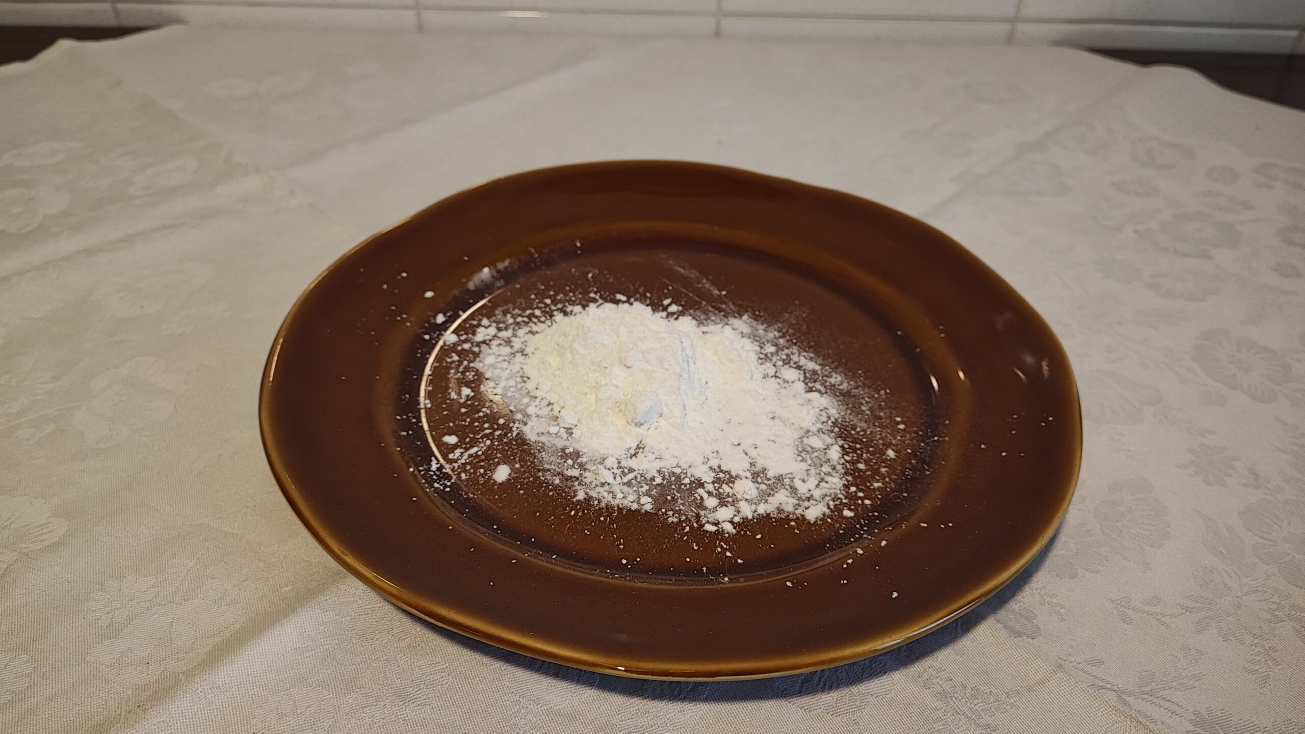 Ora, scaldare un tegame con un filo di olio e versare un cucchiaio di composto. Far cuocere 2/3 minuti per lato. Cospargere con zucchero a velo.