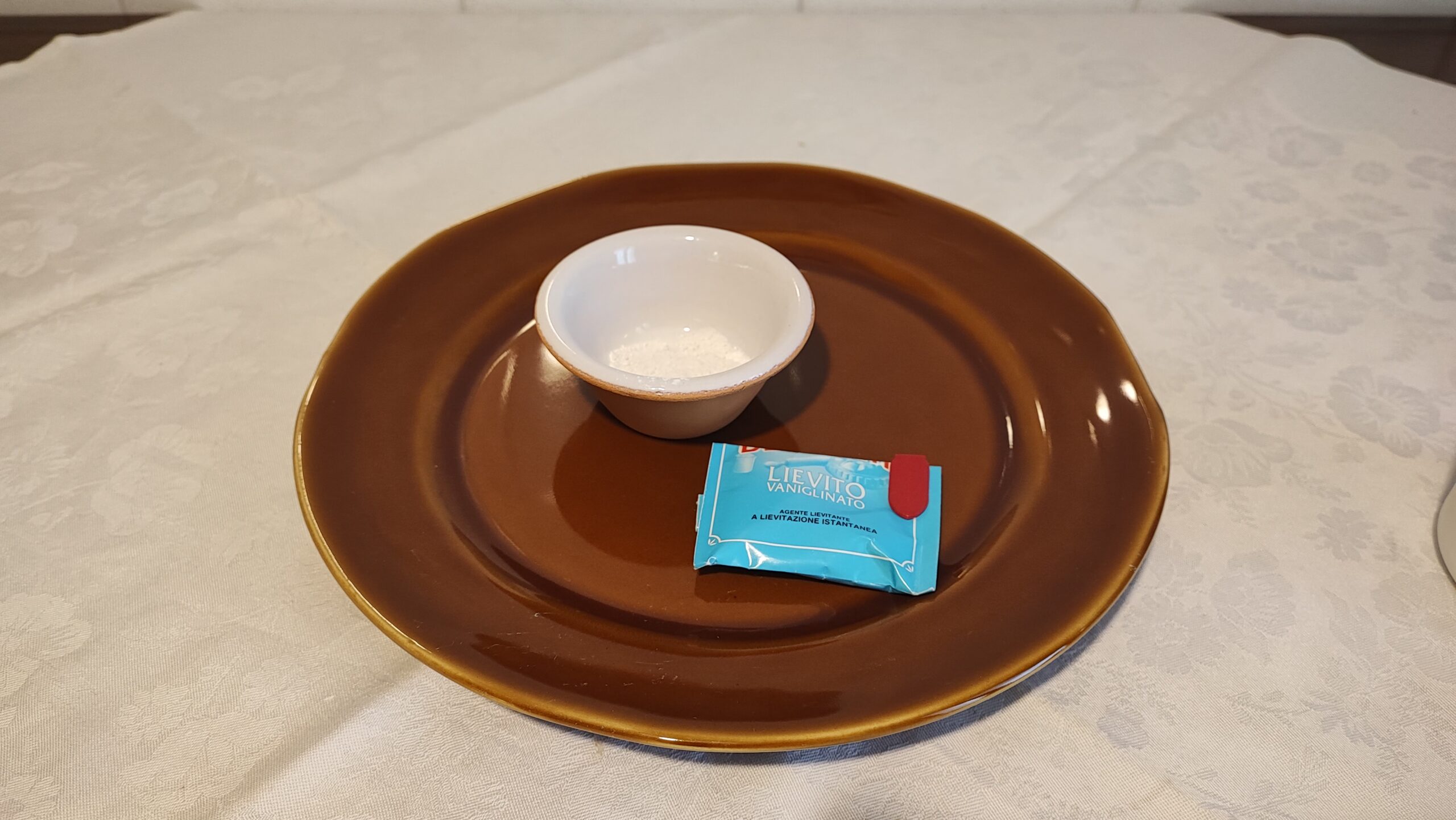 A questo punto unire nella ciotola delle polveri la parte liquida ed amalgamare con una frusta fino ad ottenere un composto liscio.