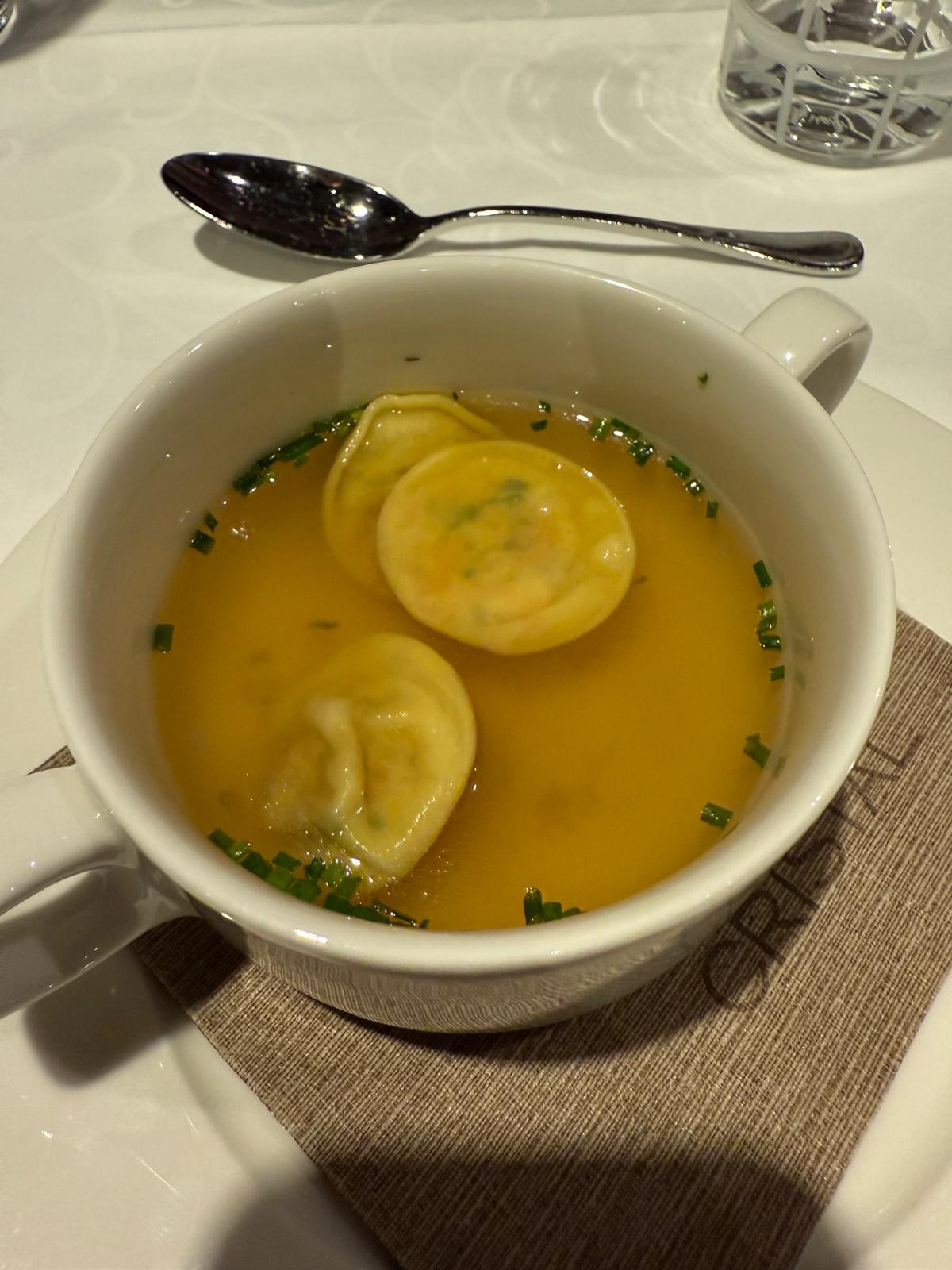 Mangiare in Alto Adige significa scoprire piatti genuini, ingredienti locali e una tradizione gastronomica che si tramanda con orgoglio.