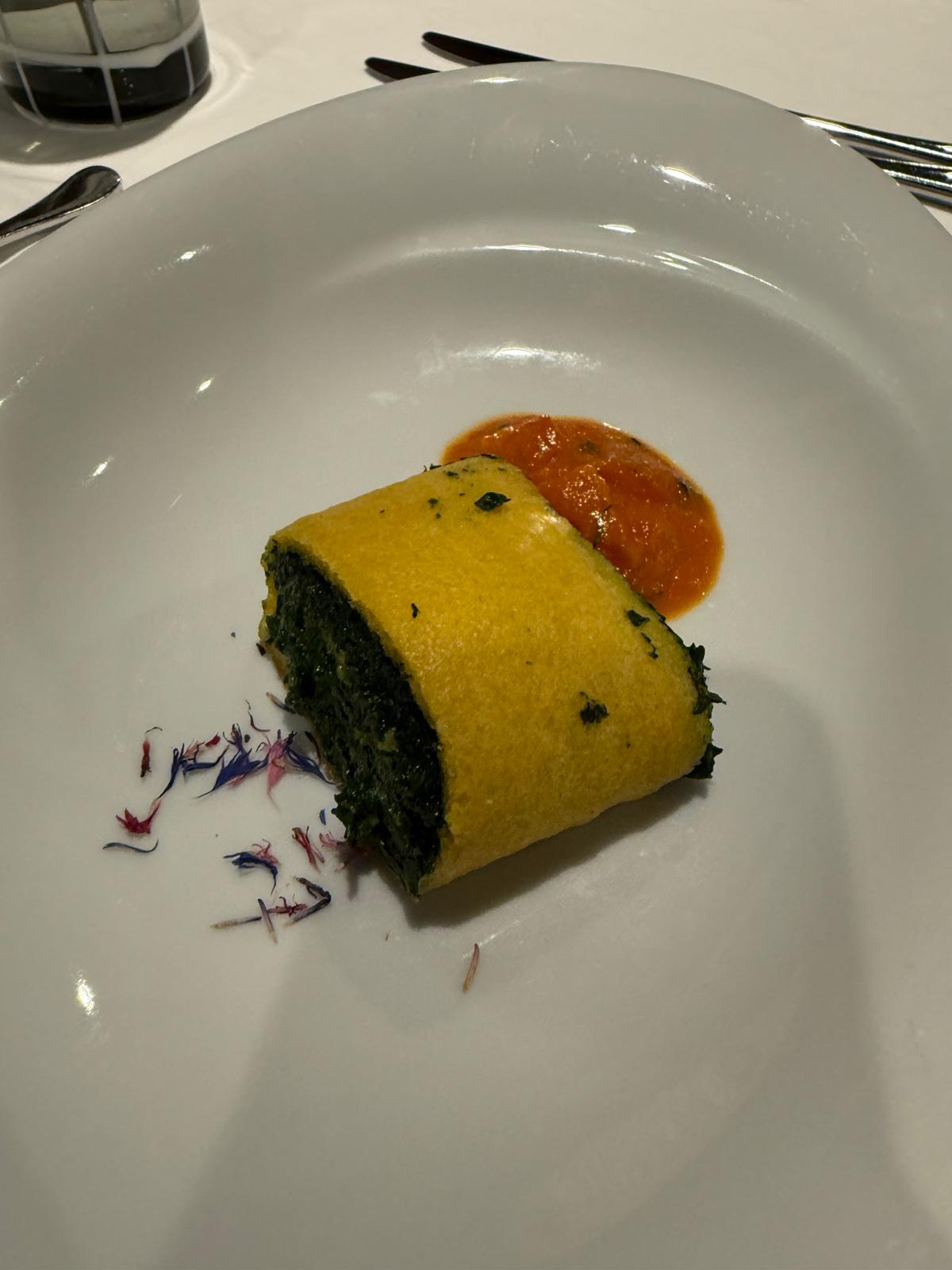 Lo speck è un prosciutto crudo affumicato e stagionato all’aria di montagna, con un aroma inconfondibile.