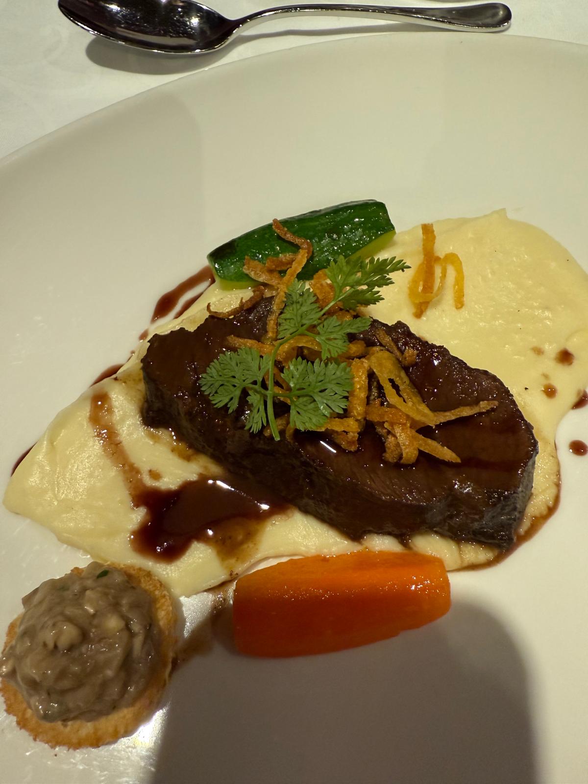 L’influenza austriaca si ritrova nei piatti di carne: gulasch di manzo, stinco di maiale, e rosticciata (Gröstl).