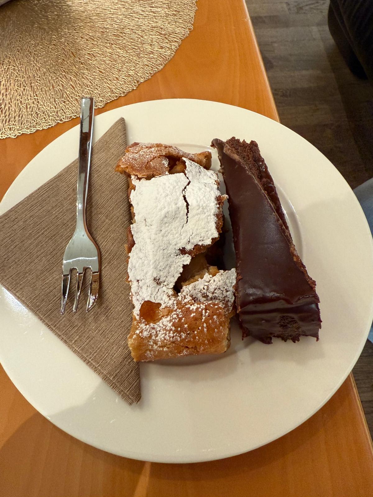 Qui, tra le Dolomiti e i vigneti della Valle Isarco e dell’Oltradige, la cucina racconta una storia di montagna, stagioni e contaminazioni.