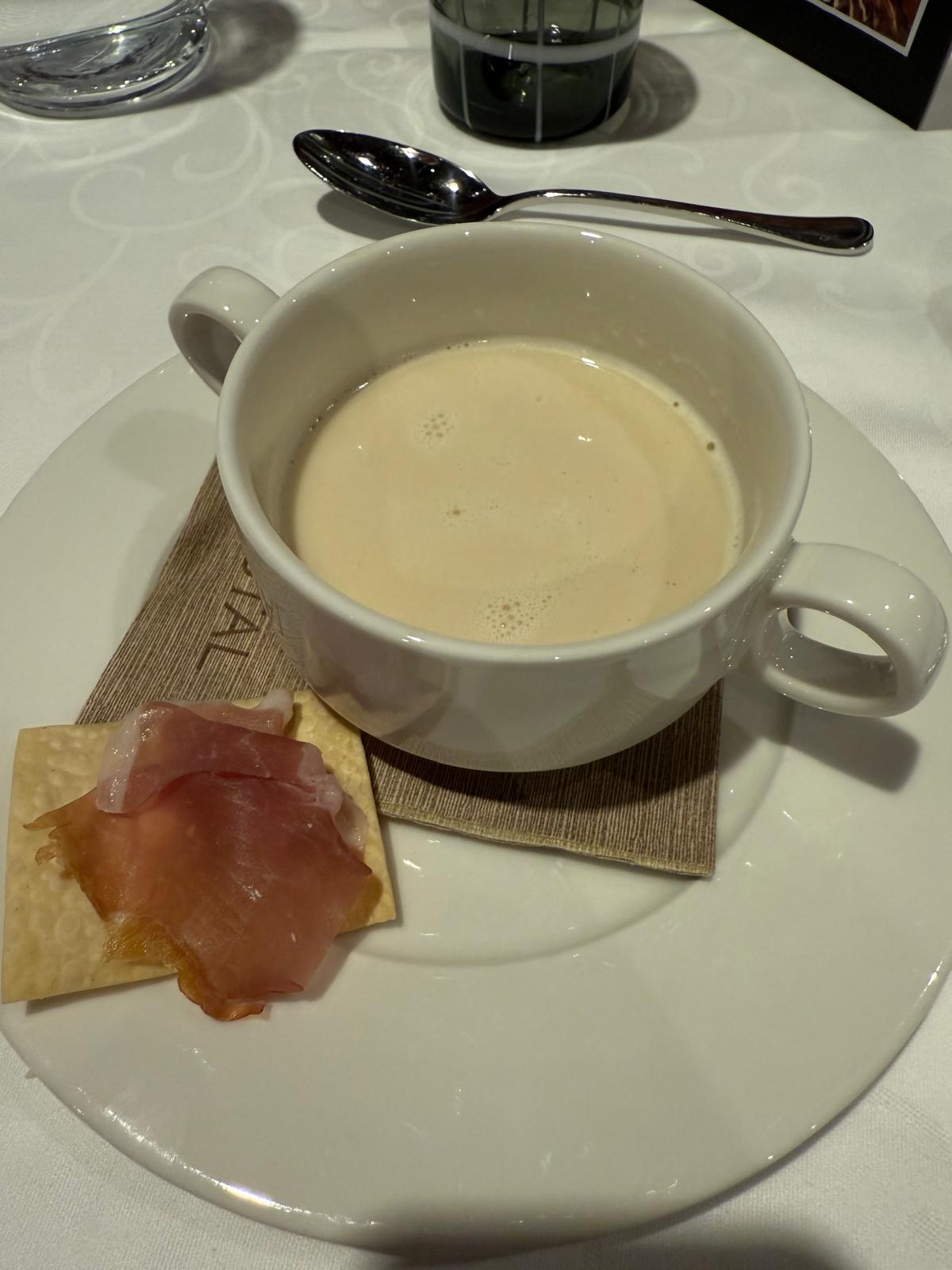 Mangiare in Alto Adige è un viaggio tra sapori autentici e tradizioni alpine.