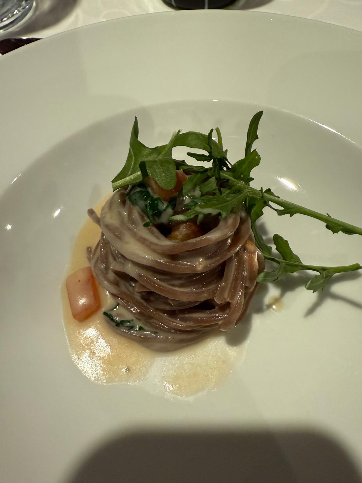 Ogni piatto racconta la storia di una terra che vive in equilibrio tra il mondo mediterraneo e quello mitteleuropeo, dove la cucina è semplice ma curata, rustica ma raffinata.