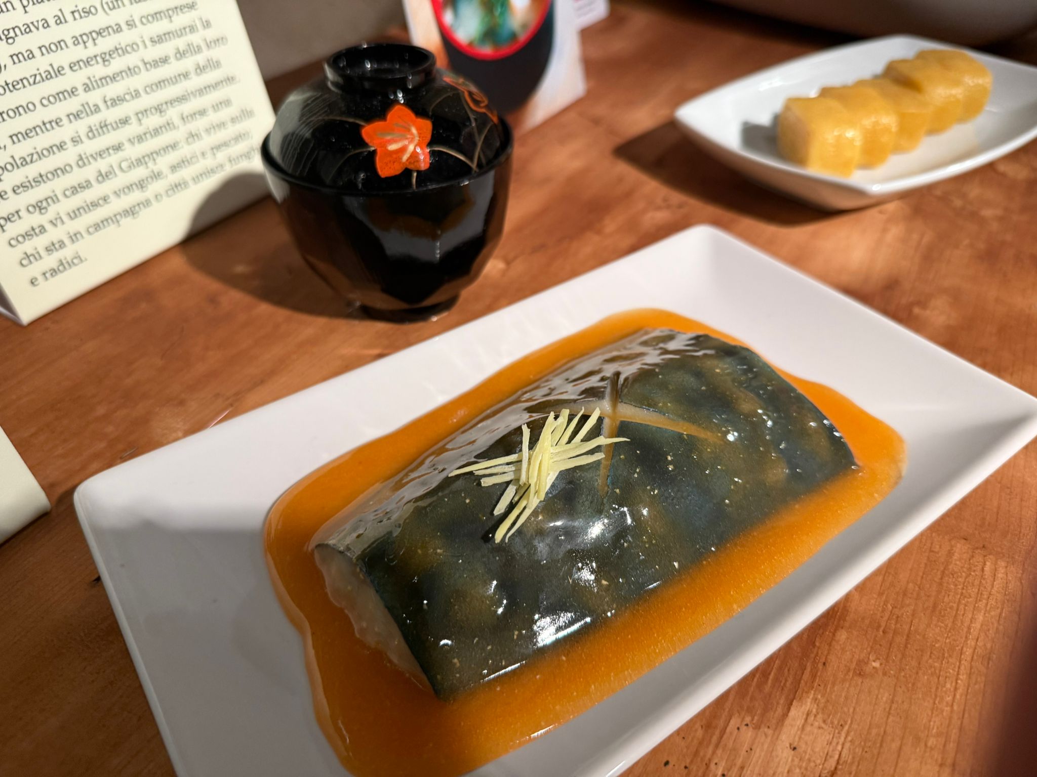 Ad accoglierli all’inizio del percorso espositivo, i visitatori troveranno in tutta la sua maestosità Inari, il kami – ovvero la divinità giapponese – del raccolto, dell’agricoltura, della fertilità e della prosperità, al quale potranno porgere un’offerta simbolica come riso, fagioli, cerali, fiori o frutta, considerata tra i doni più preziosi.