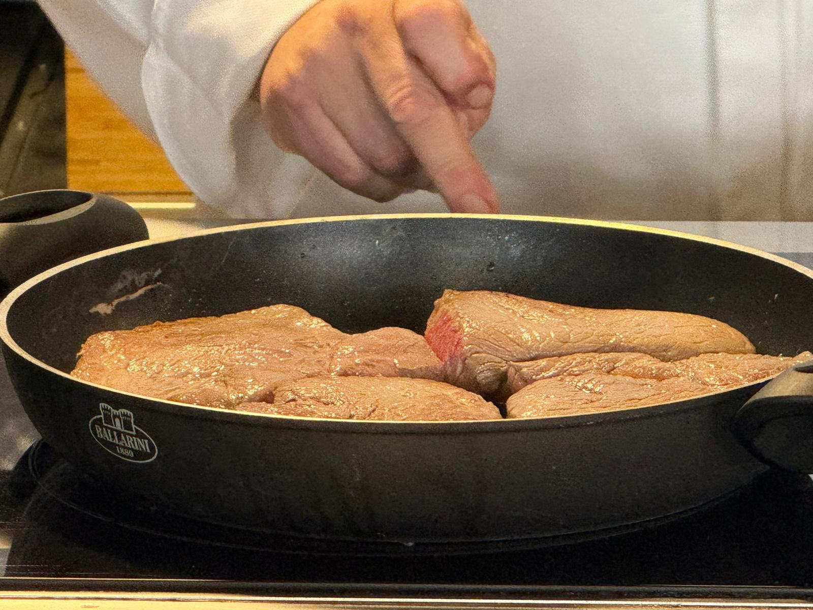 Nasce dall’incrocio di tre antiche razze locali (Garonnaise, Quercy e Blonde des Pyrénées).