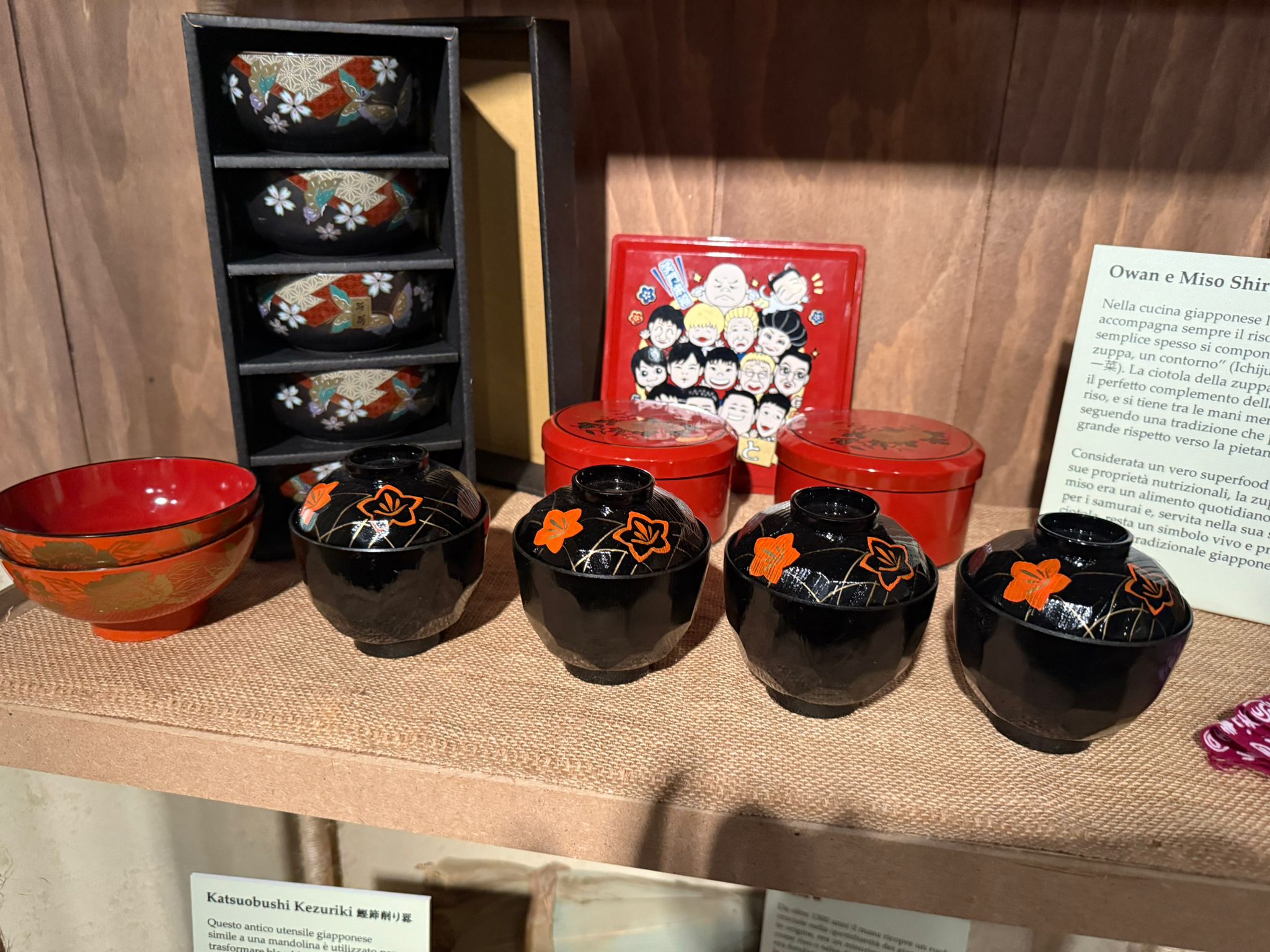 A guidarli in questo mondo segreto, saranno i manga, gli anime, i capolavori del cinema d’animazione firmati da maestri come Hayao Miyazaki che hanno contribuito a far conoscere in Occidente pietanze come il ramen, gli onigiri e gli udon, con i loro sapori, le loro forme e i loro profumi.