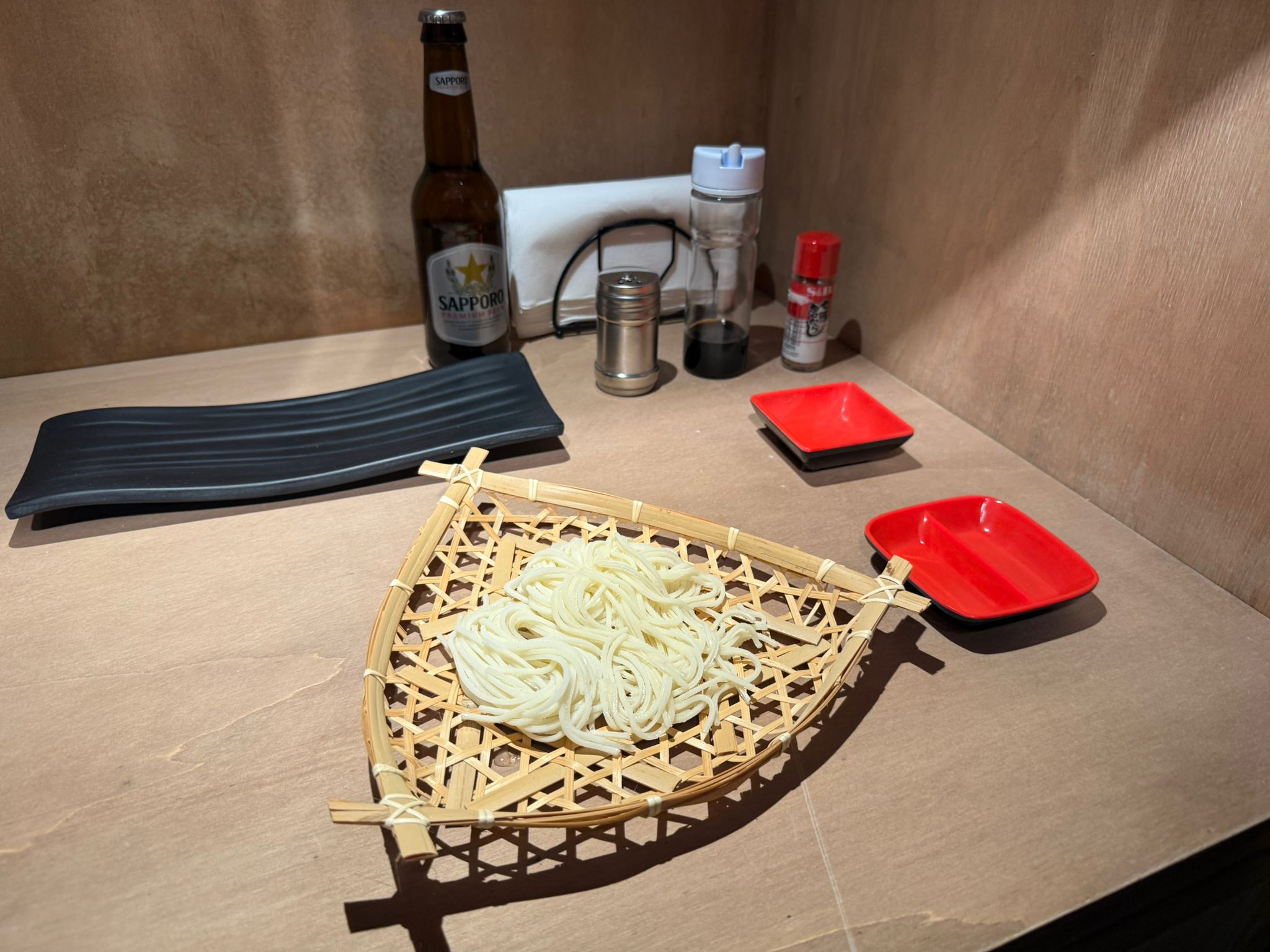 Attraverso riproduzioni fedelissime di piatti – realizzate appositamente in grandezza naturale – grazie alla peculiare tecnica giapponese dello shokuhin sampuru; meravigliose illustrazioni ispirate dai cartoni animati e dai film più amati, nonché pannelli video che mostrano, in forma di tutorial, come preparare queste famose ricette, la mostra racconterà aspetti gustosi e particolari sul Giappone.