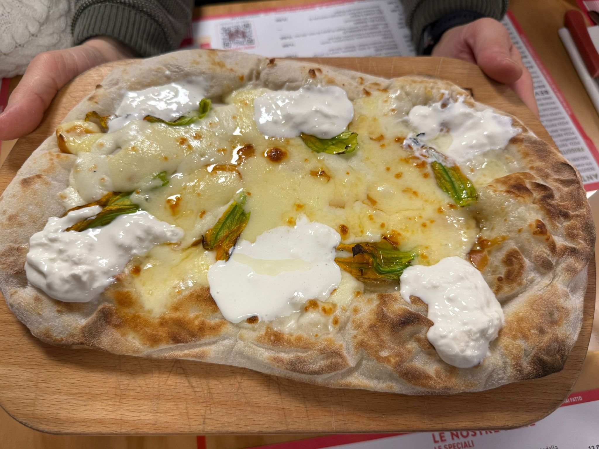 Il menu comprende pizze e altri prodotti da forno di qualità, spesso realizzati con ingredienti a filiera corta.