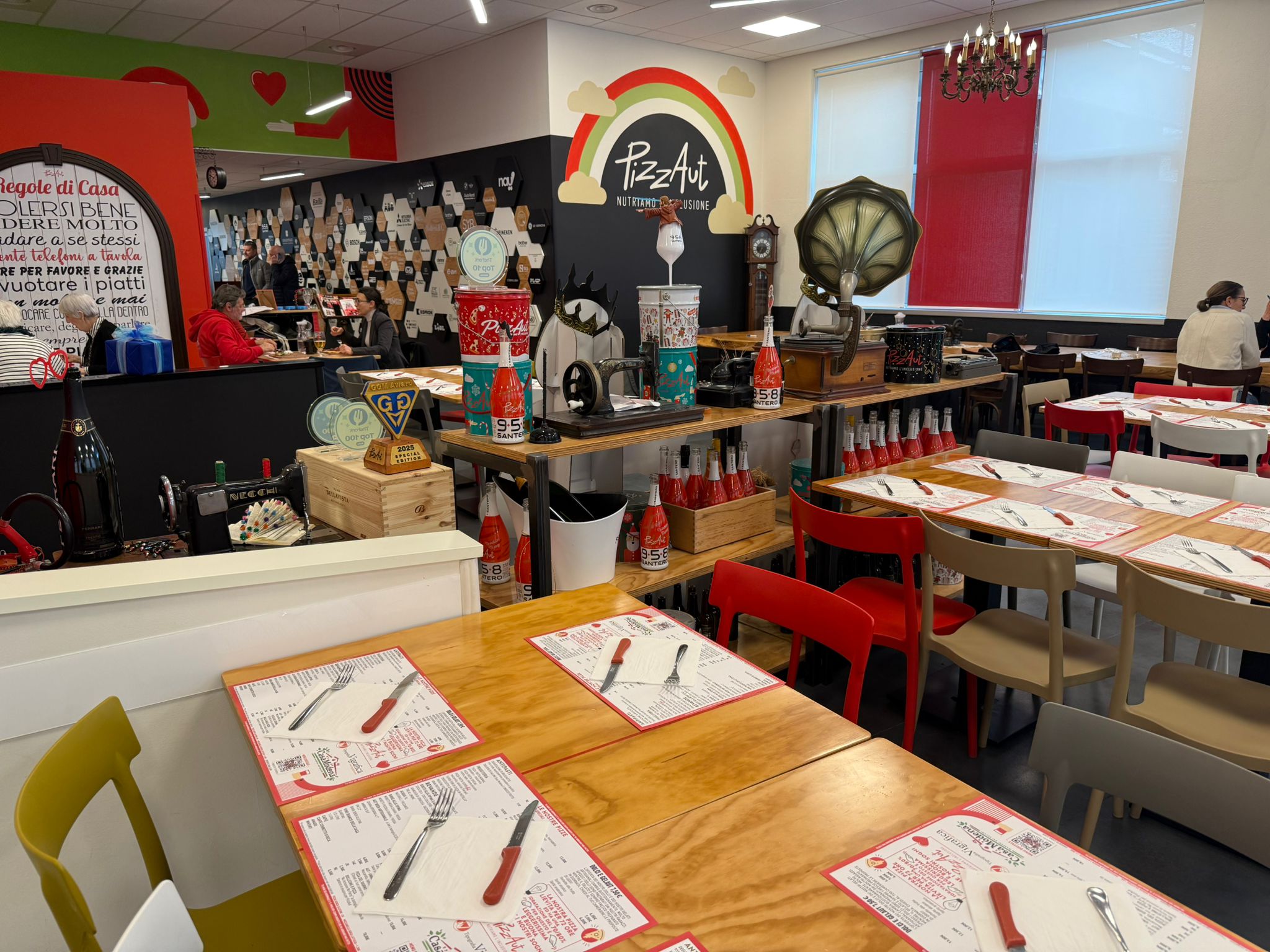 Le pizzerie di PizzAut  sono gestite principalmente da ragazzi autistici, con contratti di lavoro regolari: in sala, in cucina, come pizzaioli o camerieri.